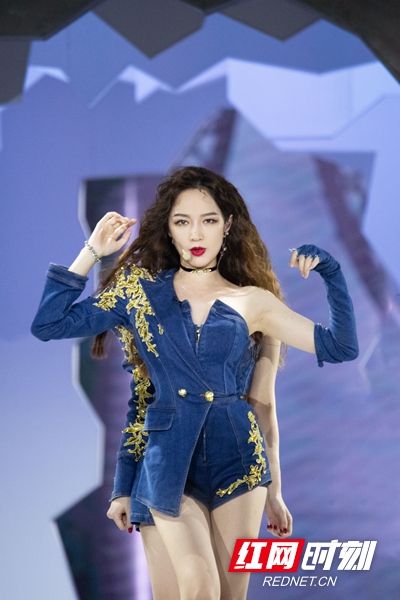 Xui như mỹ nh&acirc;n n&agrave;y đ&uacute;ng l&agrave; cạn phước: Đồng nghiệp cướp spotlight, hết thời bị chặn kh&ocirc;ng cho v&agrave;o show- Ảnh 4.