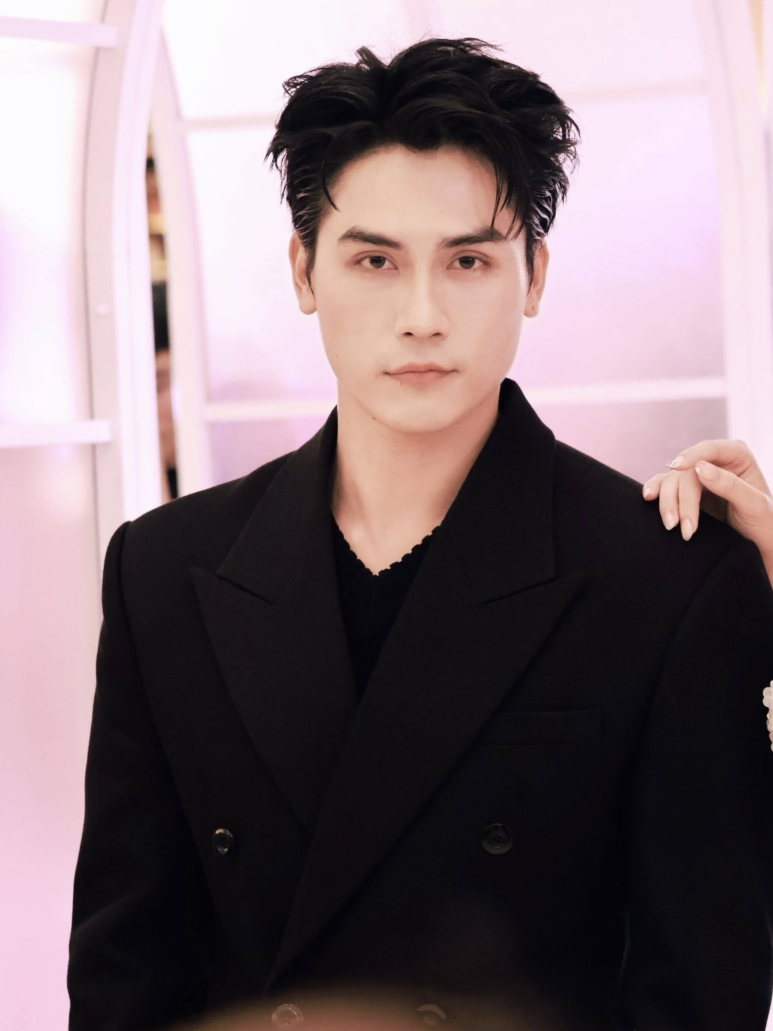 Bắt cận visual 2 mỹ nam Vbiz thế hệ mới: HIEUTHUHAI đẹp trai khỏi b&agrave;n, người c&ograve;n lại hot chẳng k&eacute;m!- Ảnh 7.