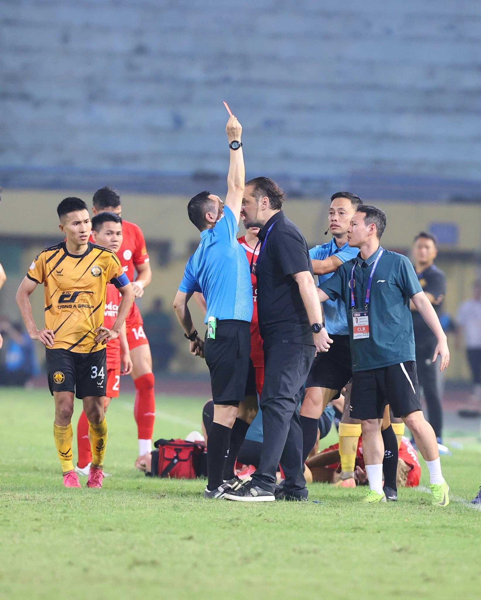 HLV Popov bị cấm chỉ đạo 4 trận, phạt 20 triệu đồng v&igrave; phản ứng qu&aacute; kh&iacute;ch ở V.League  - Ảnh 1.