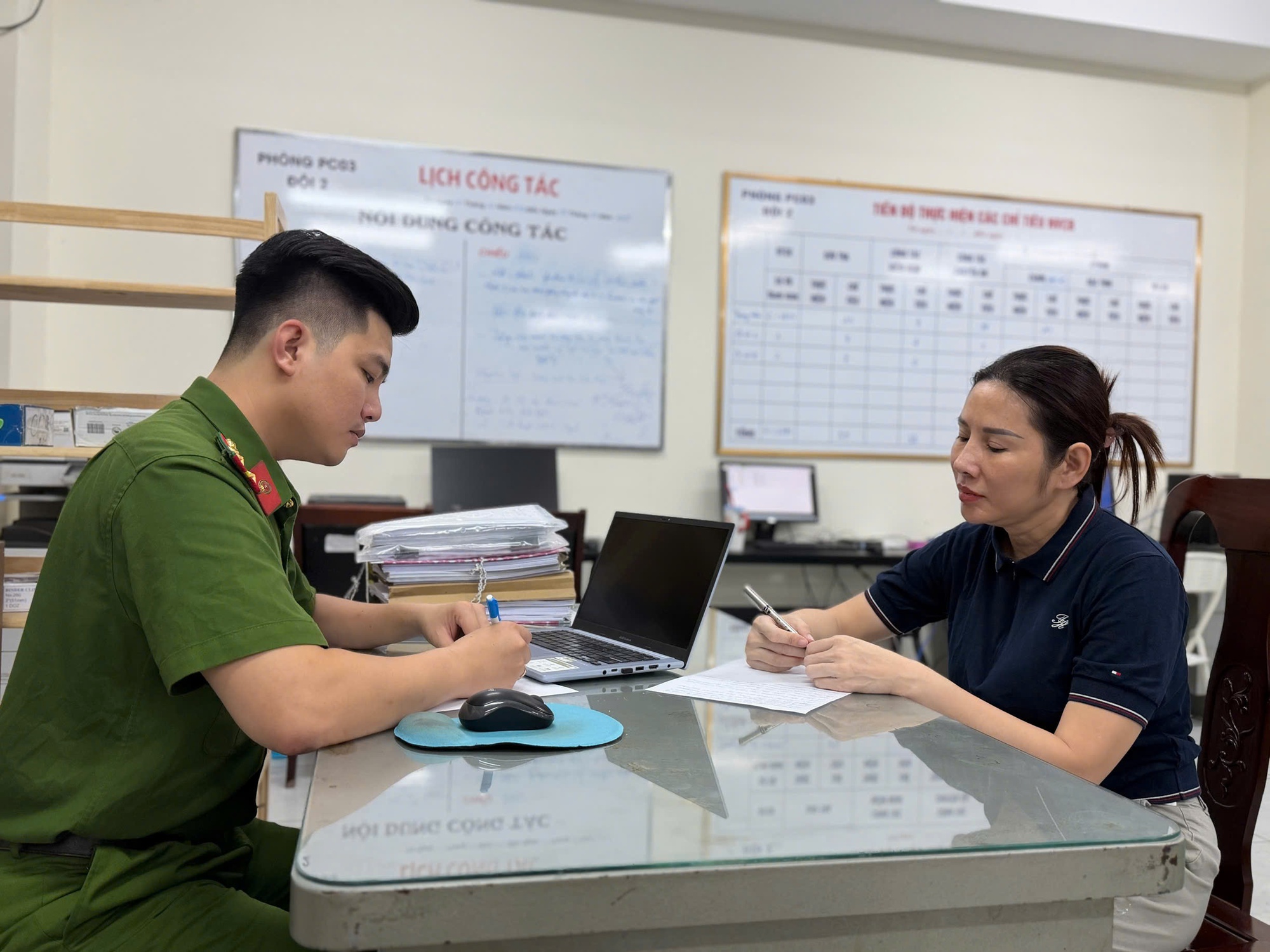 Bắt L&ecirc; Thị Thuỳ Trang SN 1977, thu hơn 50.000 USD, gần 2 tỷ đồng, h&agrave;ng chục sổ đỏ- Ảnh 1.