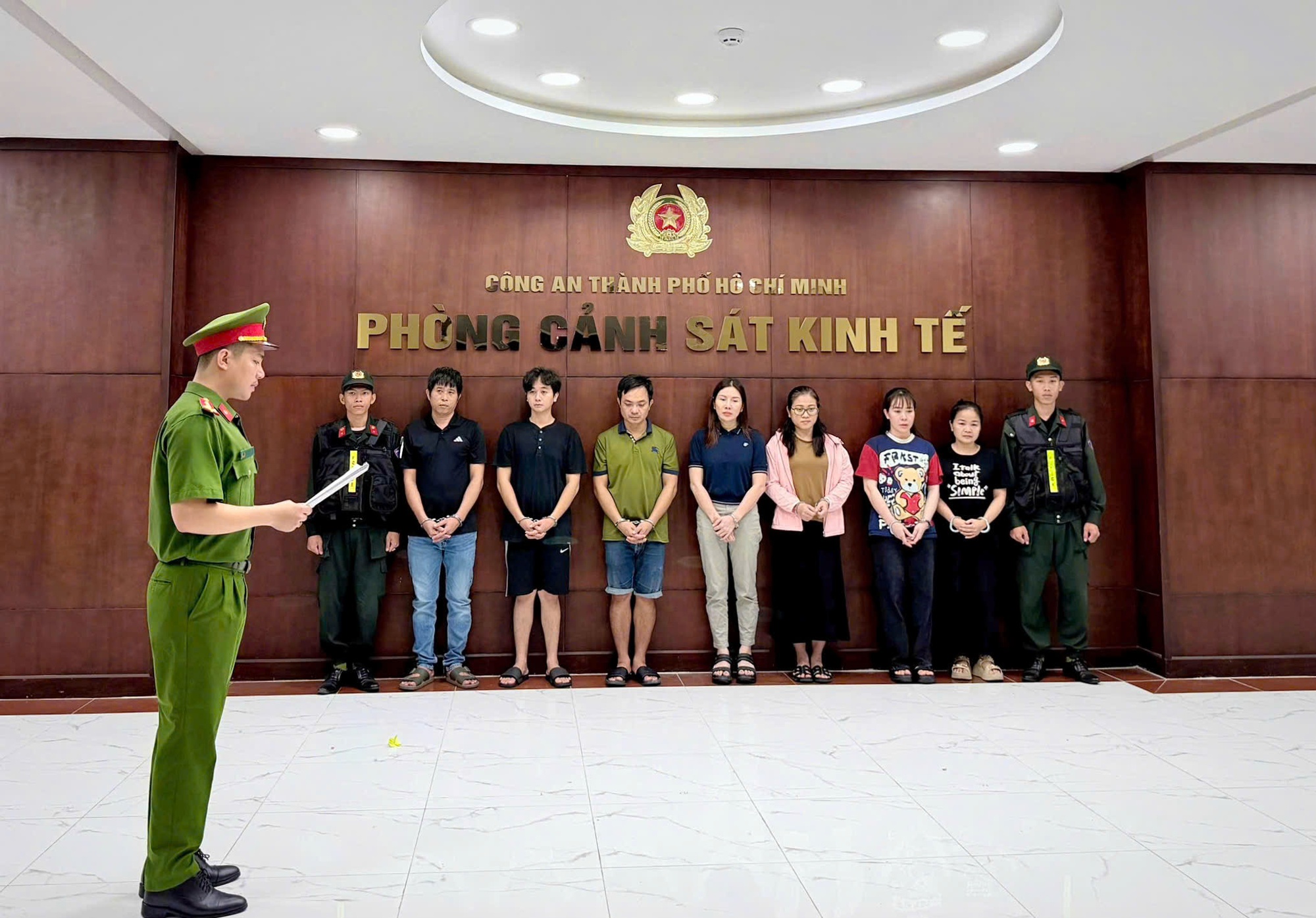 Bắt L&ecirc; Thị Thuỳ Trang SN 1977, thu hơn 50.000 USD, gần 2 tỷ đồng, h&agrave;ng chục sổ đỏ- Ảnh 2.