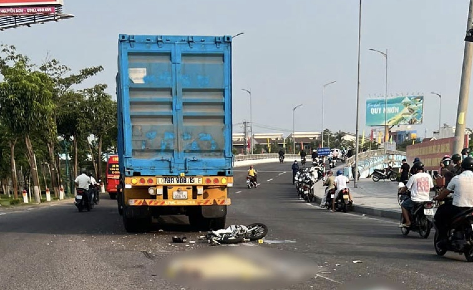 Clip: Nữ sinh tử vong tại chỗ sau va chạm xe đầu k&eacute;o ở Gia Lai - Ảnh 1.