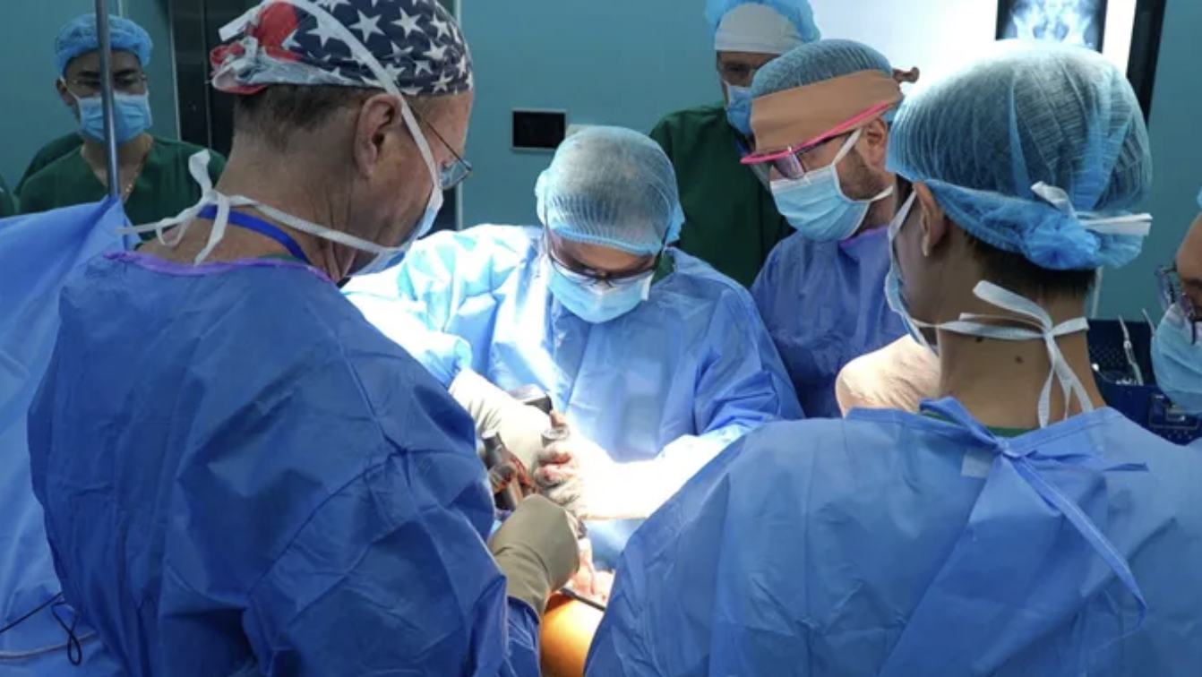 D&ugrave;ng corticoid điều trị vi&ecirc;m da, người phụ nữ bị hoại tử khớp h&aacute;ng phải ngồi xe lăn - Ảnh 5.