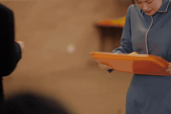 Ở đ&acirc;u ra lao c&ocirc;ng đẹp hơn cả phu nh&acirc;n h&agrave;o m&ocirc;n thế n&agrave;y: Kho&aacute;c bao tải vẫn to&aacute;t ra m&ugrave;i tiền, sang vừa th&ocirc;i chứ- Ảnh 6.