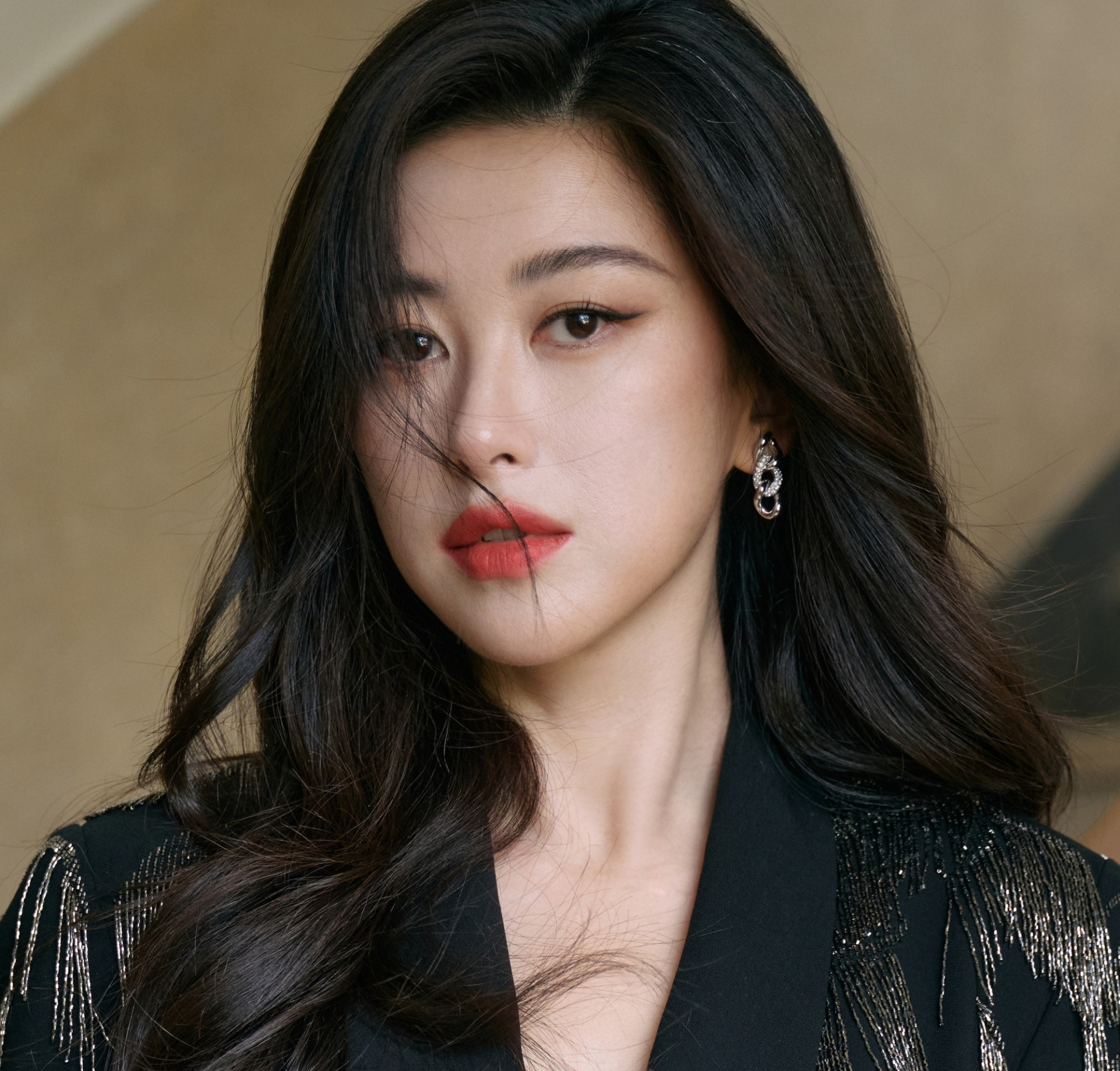 Ở đ&acirc;u ra lao c&ocirc;ng đẹp hơn cả phu nh&acirc;n h&agrave;o m&ocirc;n thế n&agrave;y: Kho&aacute;c bao tải vẫn to&aacute;t ra m&ugrave;i tiền, sang vừa th&ocirc;i chứ- Ảnh 8.