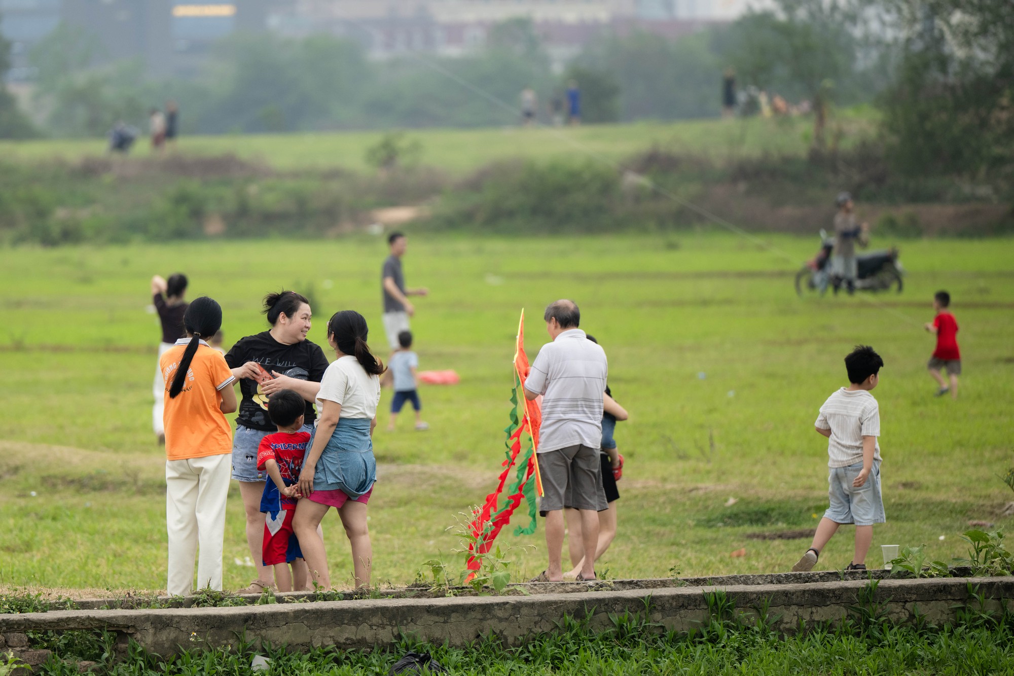 Một g&oacute;c H&agrave; Nội h&oacute;a &ldquo;l&agrave;ng qu&ecirc;&rdquo;, đ&ocirc;ng nghịt người thả diều mỗi chiều- Ảnh 1.