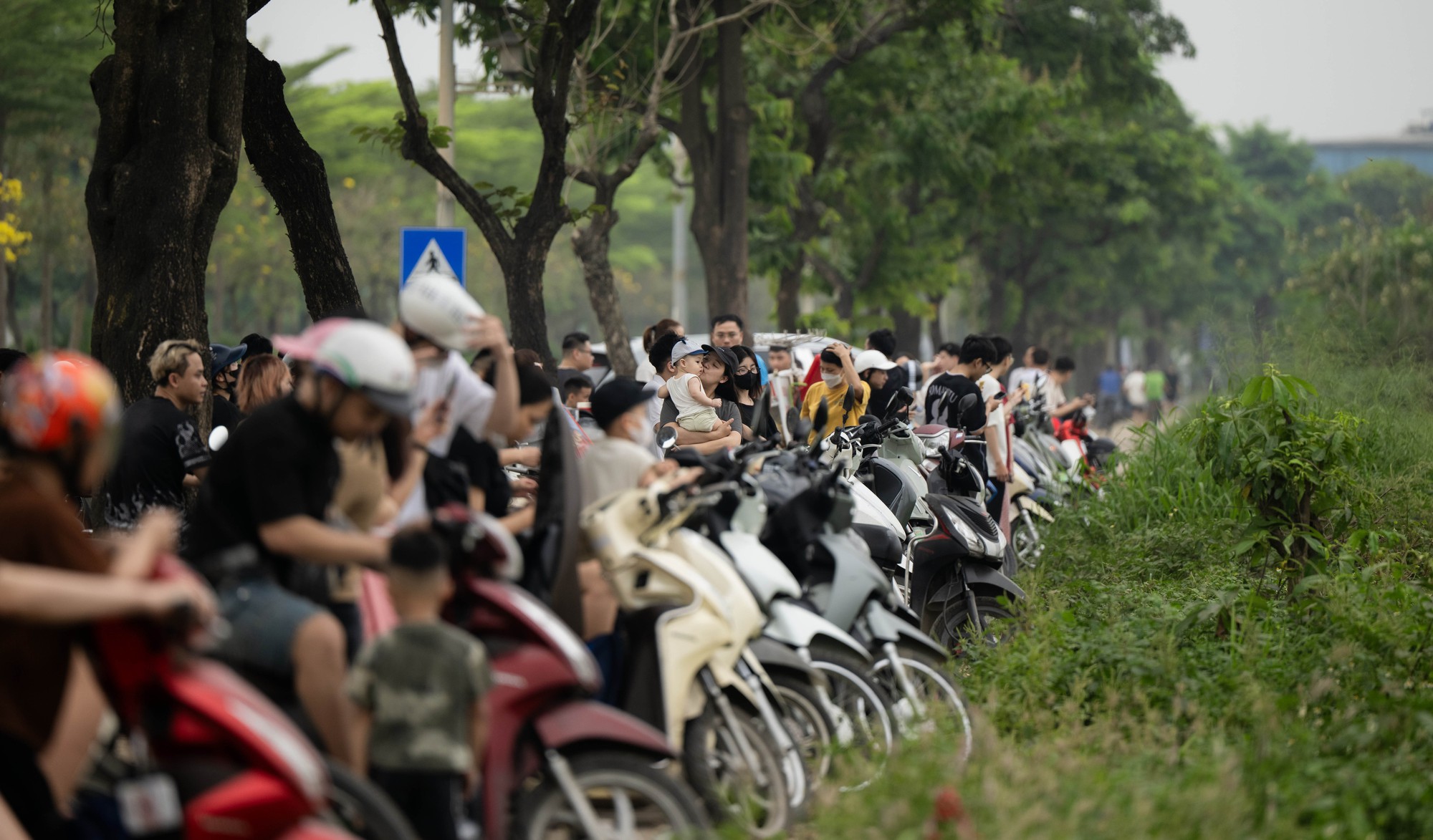 Một g&oacute;c H&agrave; Nội h&oacute;a &ldquo;l&agrave;ng qu&ecirc;&rdquo;, đ&ocirc;ng nghịt người thả diều mỗi chiều- Ảnh 2.
