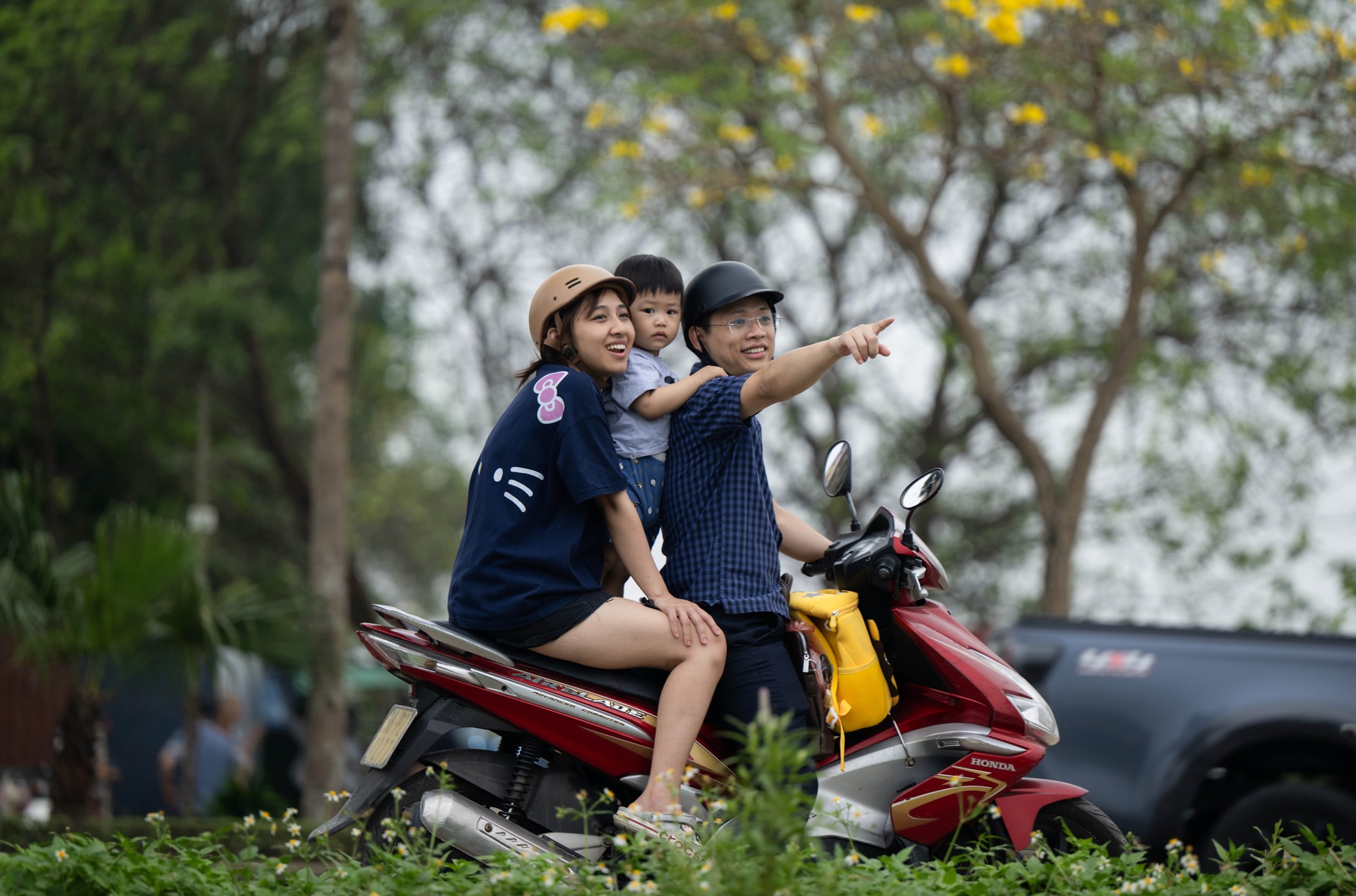 Một g&oacute;c H&agrave; Nội h&oacute;a &ldquo;l&agrave;ng qu&ecirc;&rdquo;, đ&ocirc;ng nghịt người thả diều mỗi chiều- Ảnh 3.