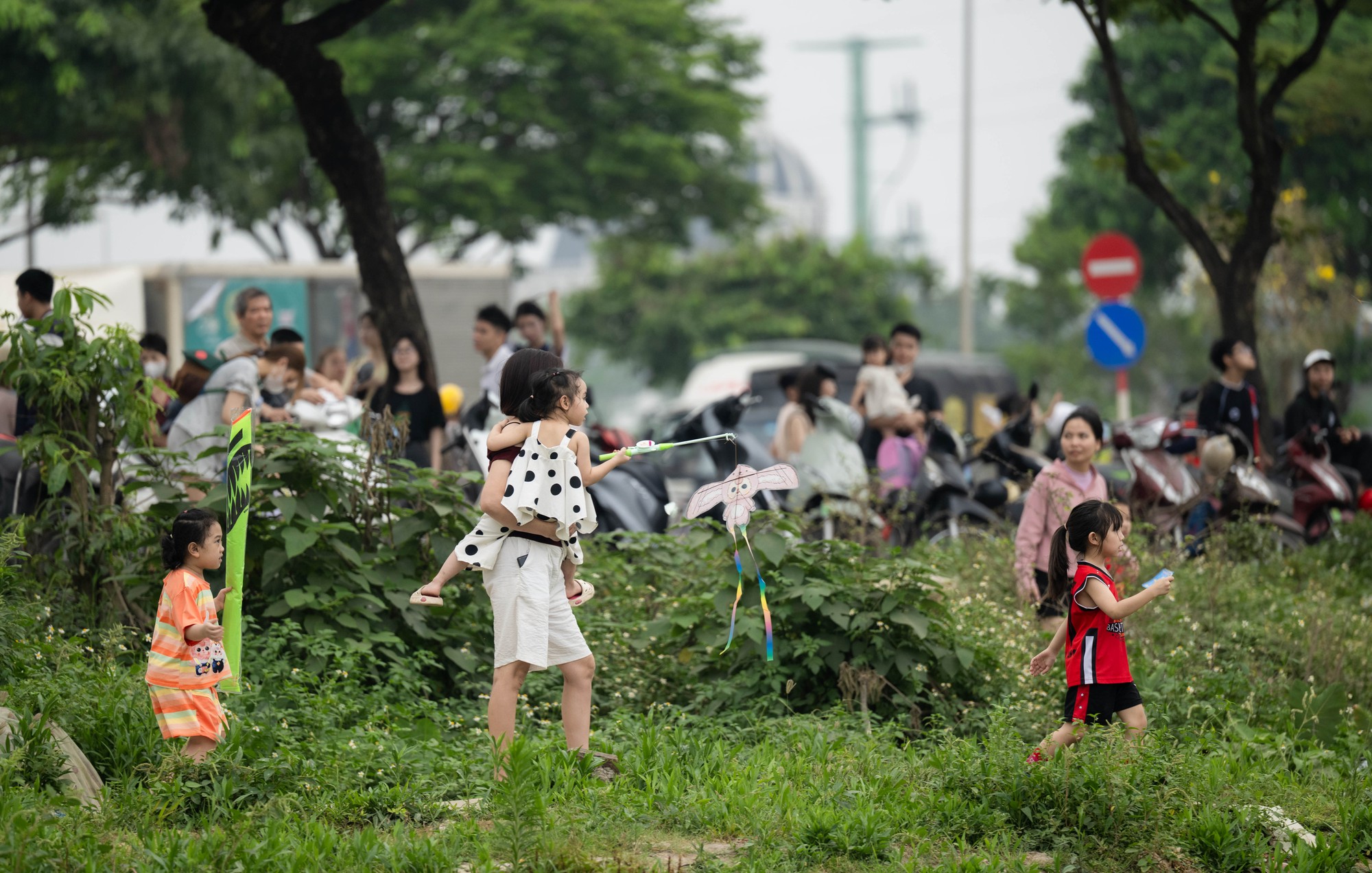 Một g&oacute;c H&agrave; Nội h&oacute;a &ldquo;l&agrave;ng qu&ecirc;&rdquo;, đ&ocirc;ng nghịt người thả diều mỗi chiều- Ảnh 4.