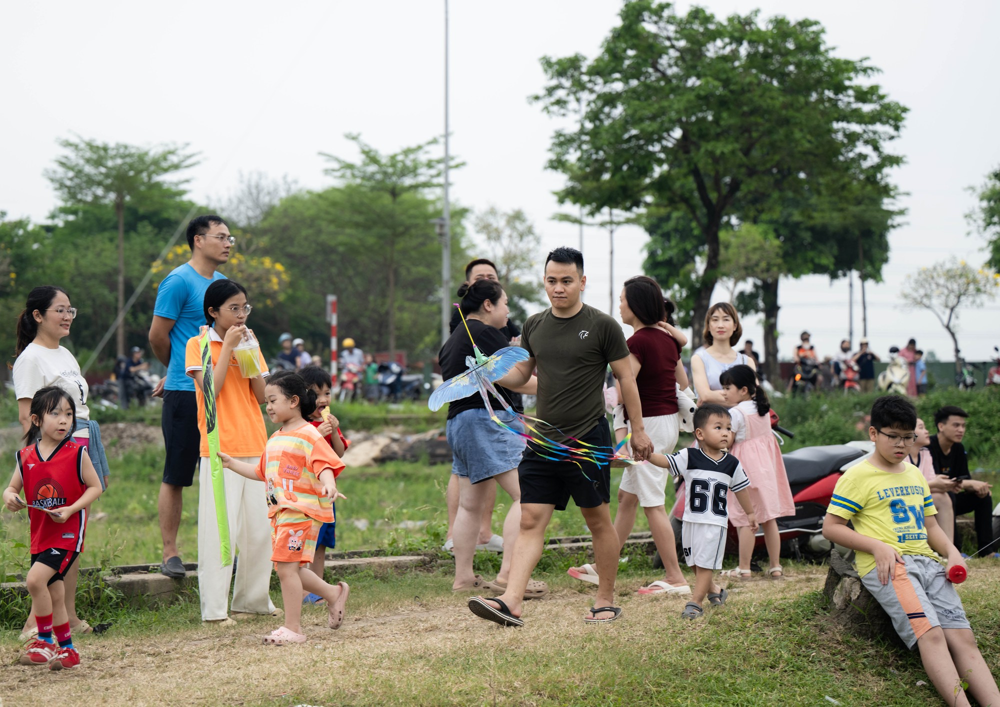 Một g&oacute;c H&agrave; Nội h&oacute;a &ldquo;l&agrave;ng qu&ecirc;&rdquo;, đ&ocirc;ng nghịt người thả diều mỗi chiều- Ảnh 5.