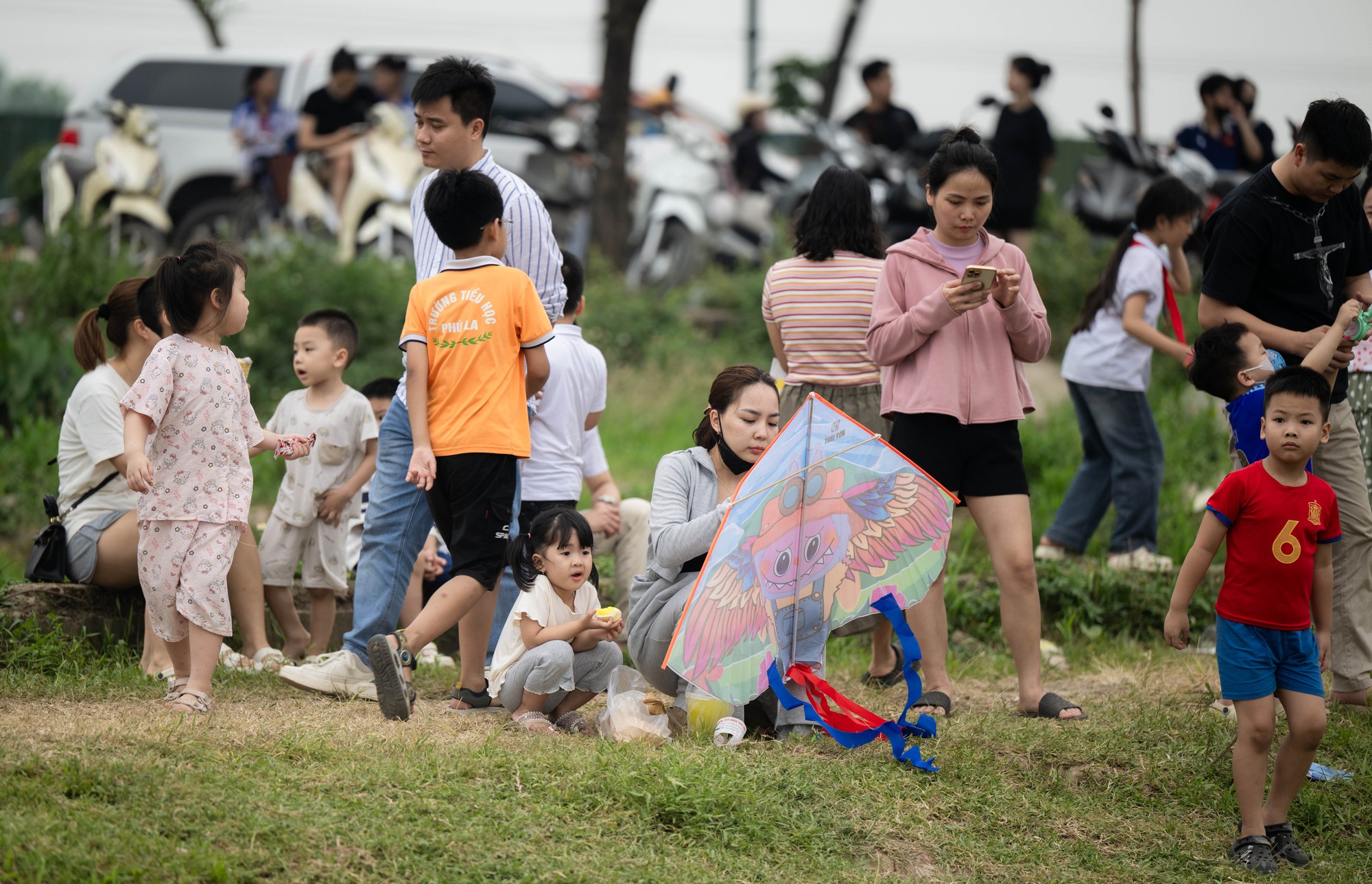 Một g&oacute;c H&agrave; Nội h&oacute;a &ldquo;l&agrave;ng qu&ecirc;&rdquo;, đ&ocirc;ng nghịt người thả diều mỗi chiều- Ảnh 6.