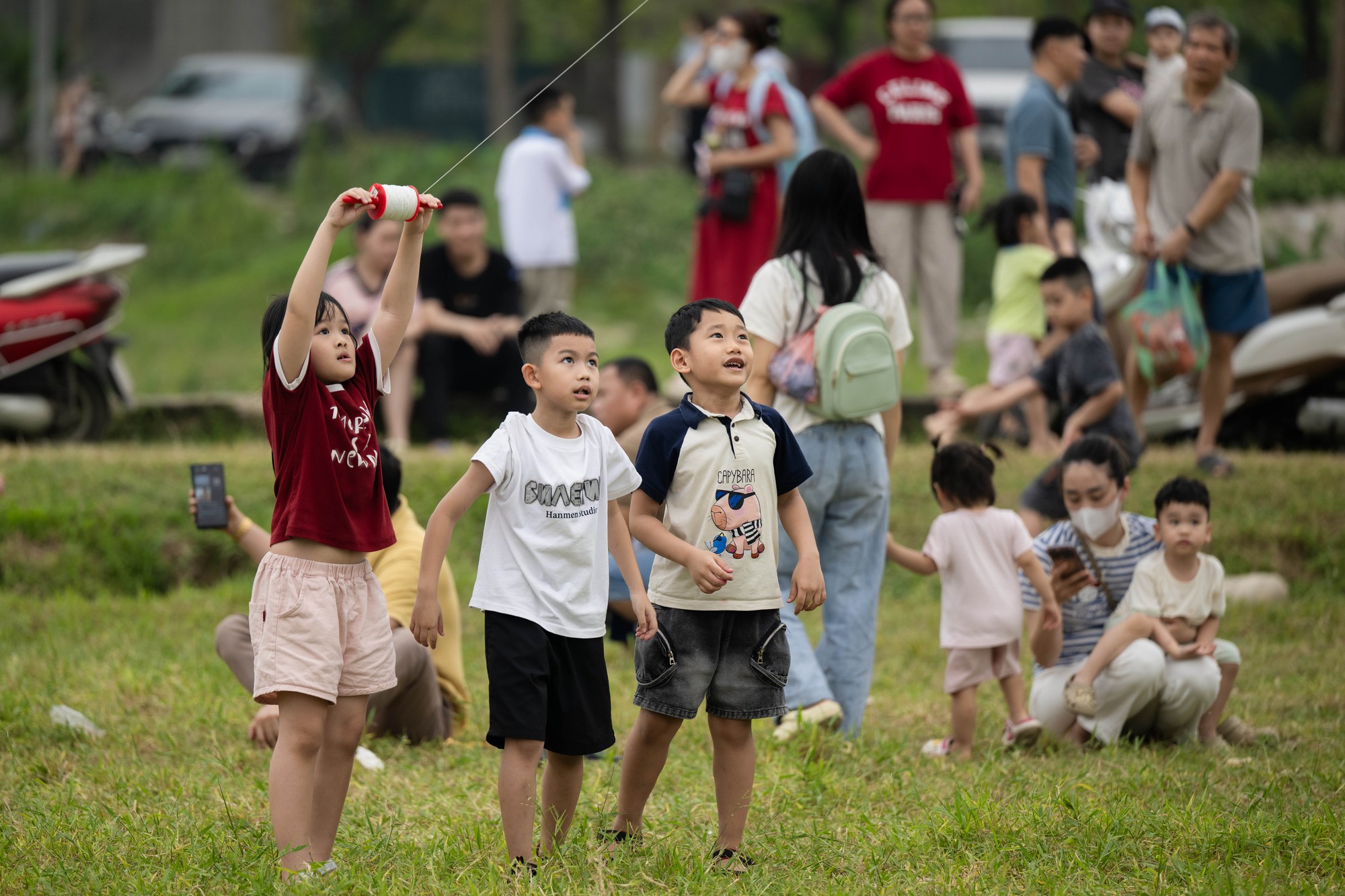 Một g&oacute;c H&agrave; Nội h&oacute;a &ldquo;l&agrave;ng qu&ecirc;&rdquo;, đ&ocirc;ng nghịt người thả diều mỗi chiều- Ảnh 7.