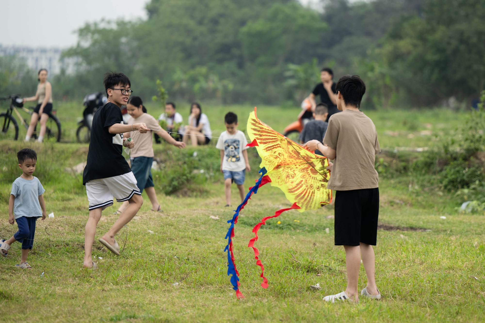 Một g&oacute;c H&agrave; Nội h&oacute;a &ldquo;l&agrave;ng qu&ecirc;&rdquo;, đ&ocirc;ng nghịt người thả diều mỗi chiều- Ảnh 9.