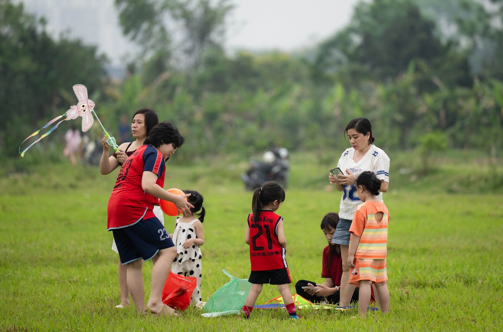 Một g&oacute;c H&agrave; Nội h&oacute;a &ldquo;l&agrave;ng qu&ecirc;&rdquo;, đ&ocirc;ng nghịt người thả diều mỗi chiều- Ảnh 8.