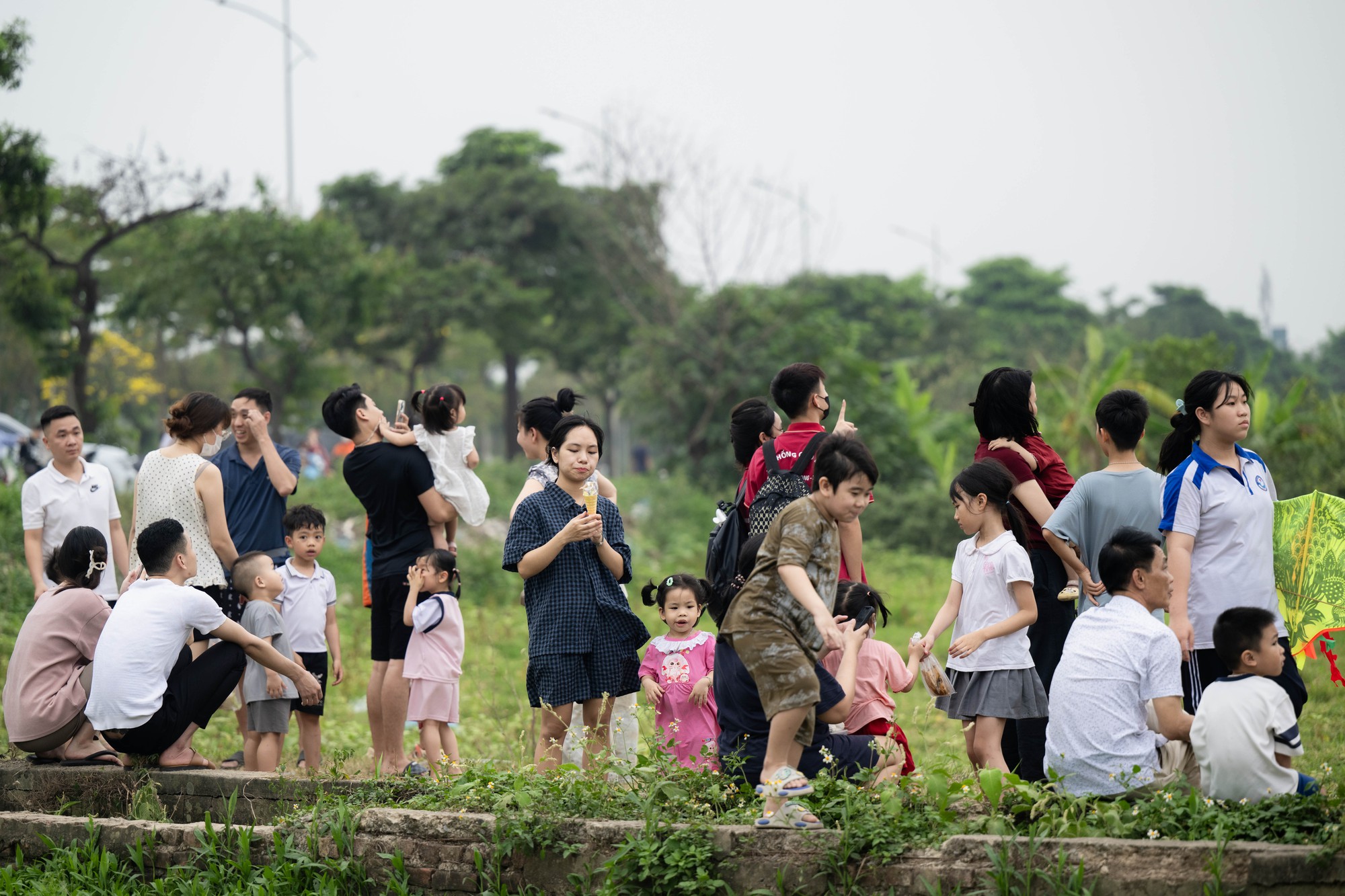 Một g&oacute;c H&agrave; Nội h&oacute;a &ldquo;l&agrave;ng qu&ecirc;&rdquo;, đ&ocirc;ng nghịt người thả diều mỗi chiều- Ảnh 11.