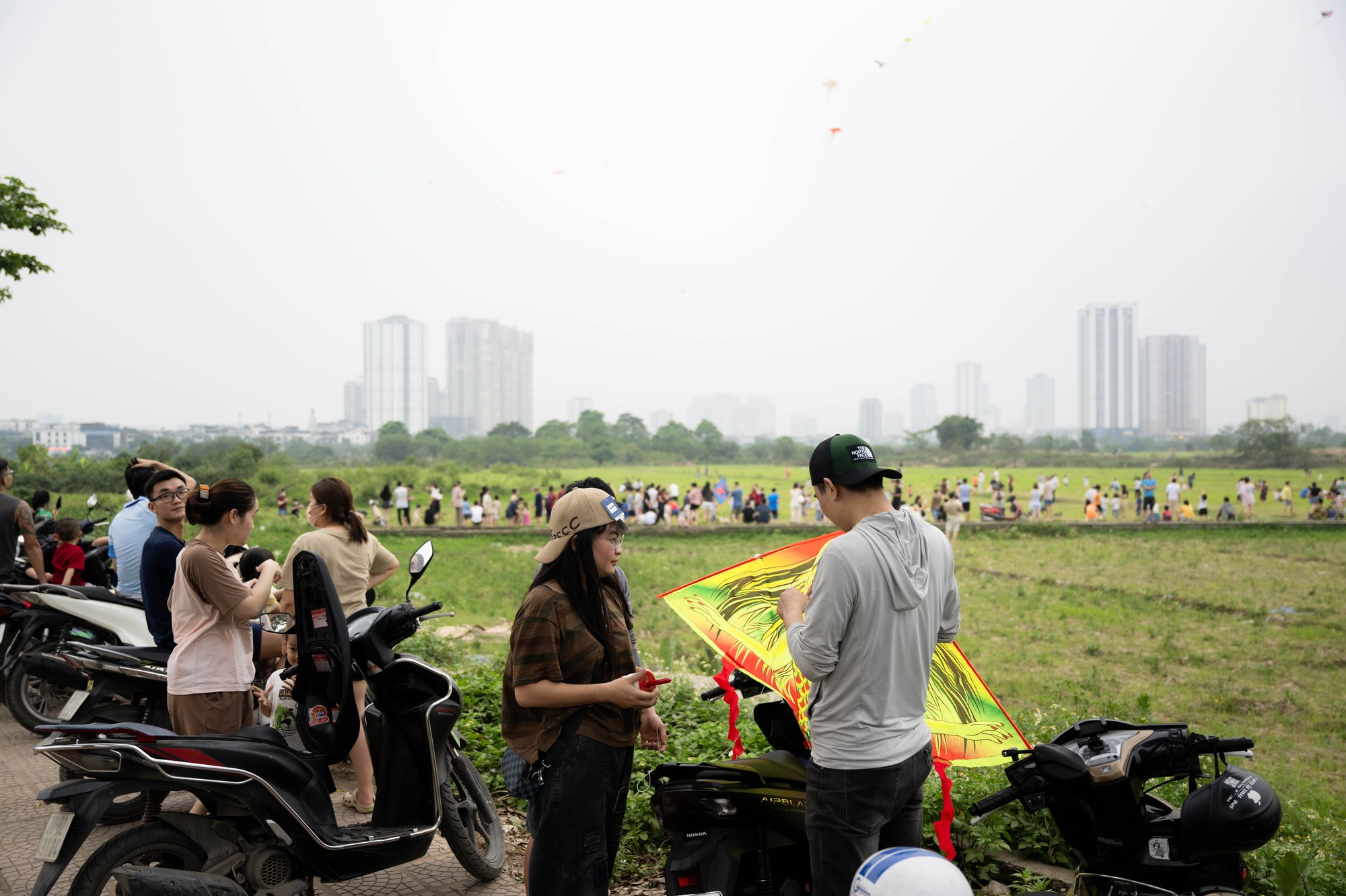 Một g&oacute;c H&agrave; Nội h&oacute;a &ldquo;l&agrave;ng qu&ecirc;&rdquo;, đ&ocirc;ng nghịt người thả diều mỗi chiều- Ảnh 12.