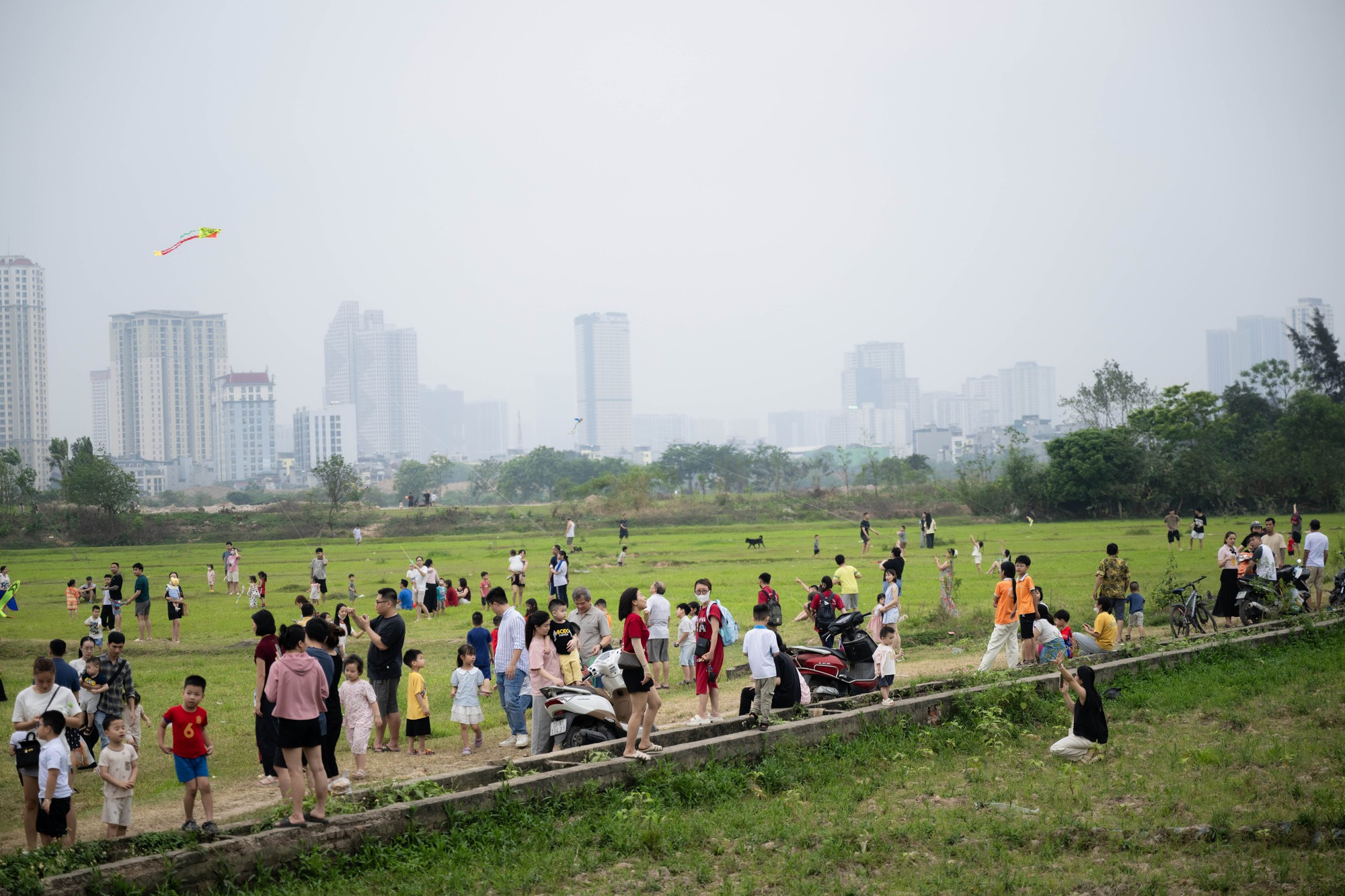 Một g&oacute;c H&agrave; Nội h&oacute;a &ldquo;l&agrave;ng qu&ecirc;&rdquo;, đ&ocirc;ng nghịt người thả diều mỗi chiều- Ảnh 13.
