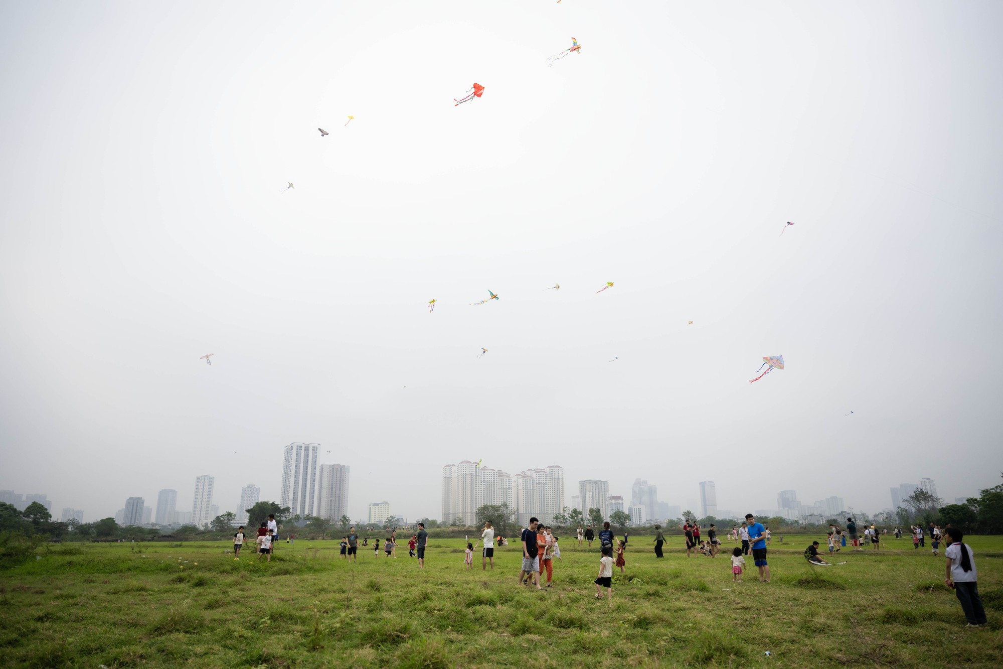 Một g&oacute;c H&agrave; Nội h&oacute;a &ldquo;l&agrave;ng qu&ecirc;&rdquo;, đ&ocirc;ng nghịt người thả diều mỗi chiều- Ảnh 14.