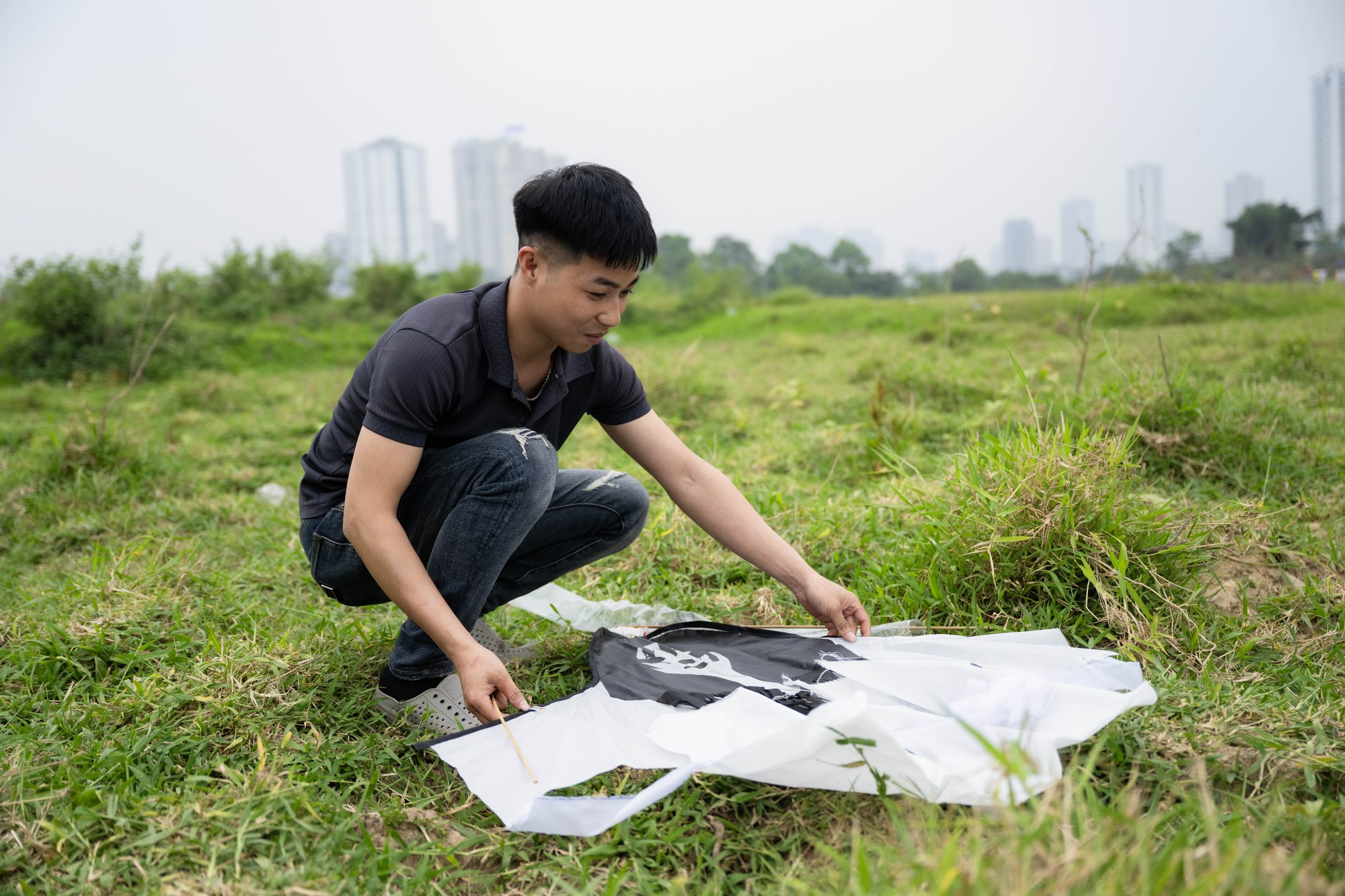 Một g&oacute;c H&agrave; Nội h&oacute;a &ldquo;l&agrave;ng qu&ecirc;&rdquo;, đ&ocirc;ng nghịt người thả diều mỗi chiều- Ảnh 16.