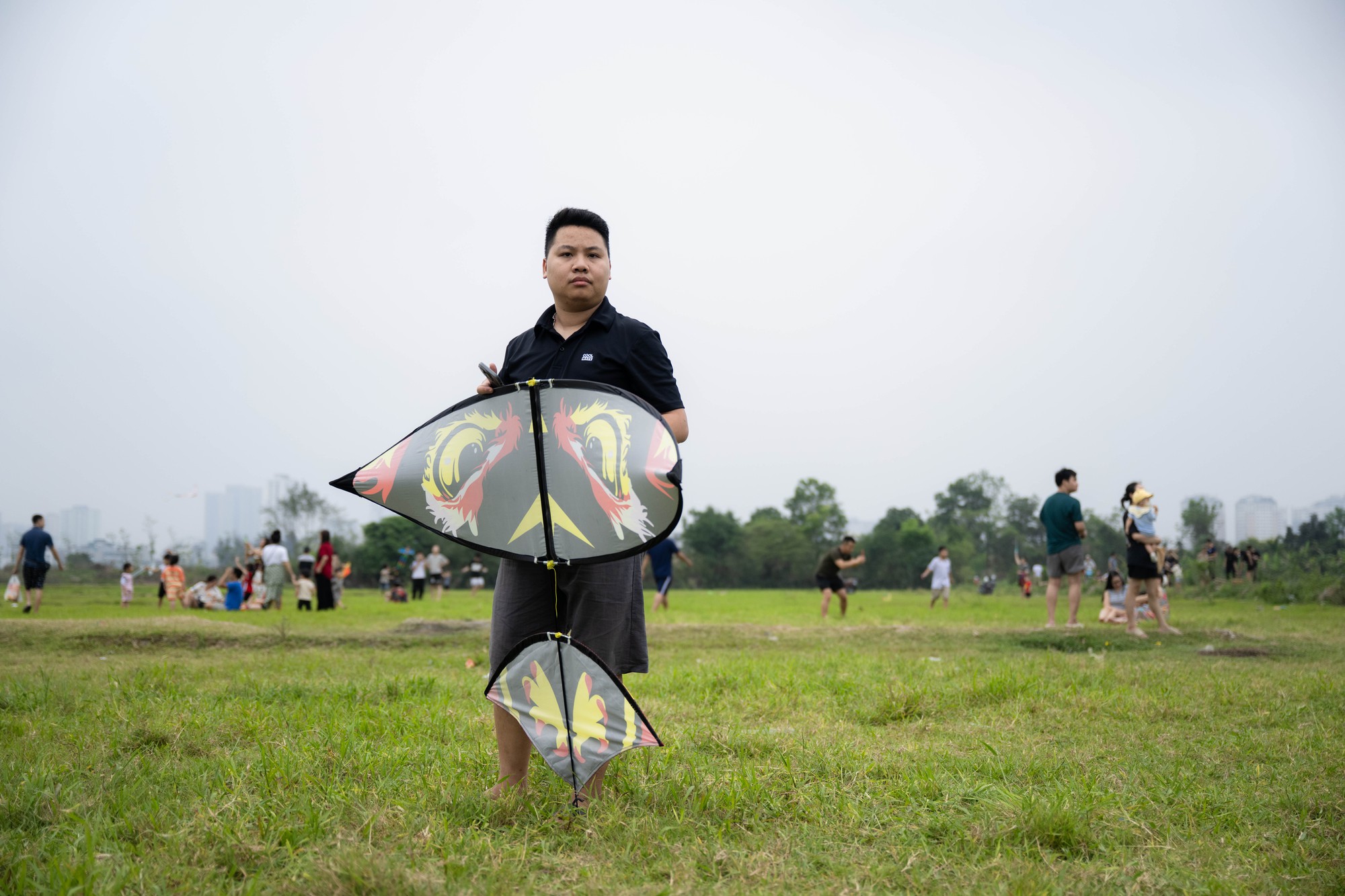 Một g&oacute;c H&agrave; Nội h&oacute;a &ldquo;l&agrave;ng qu&ecirc;&rdquo;, đ&ocirc;ng nghịt người thả diều mỗi chiều- Ảnh 17.