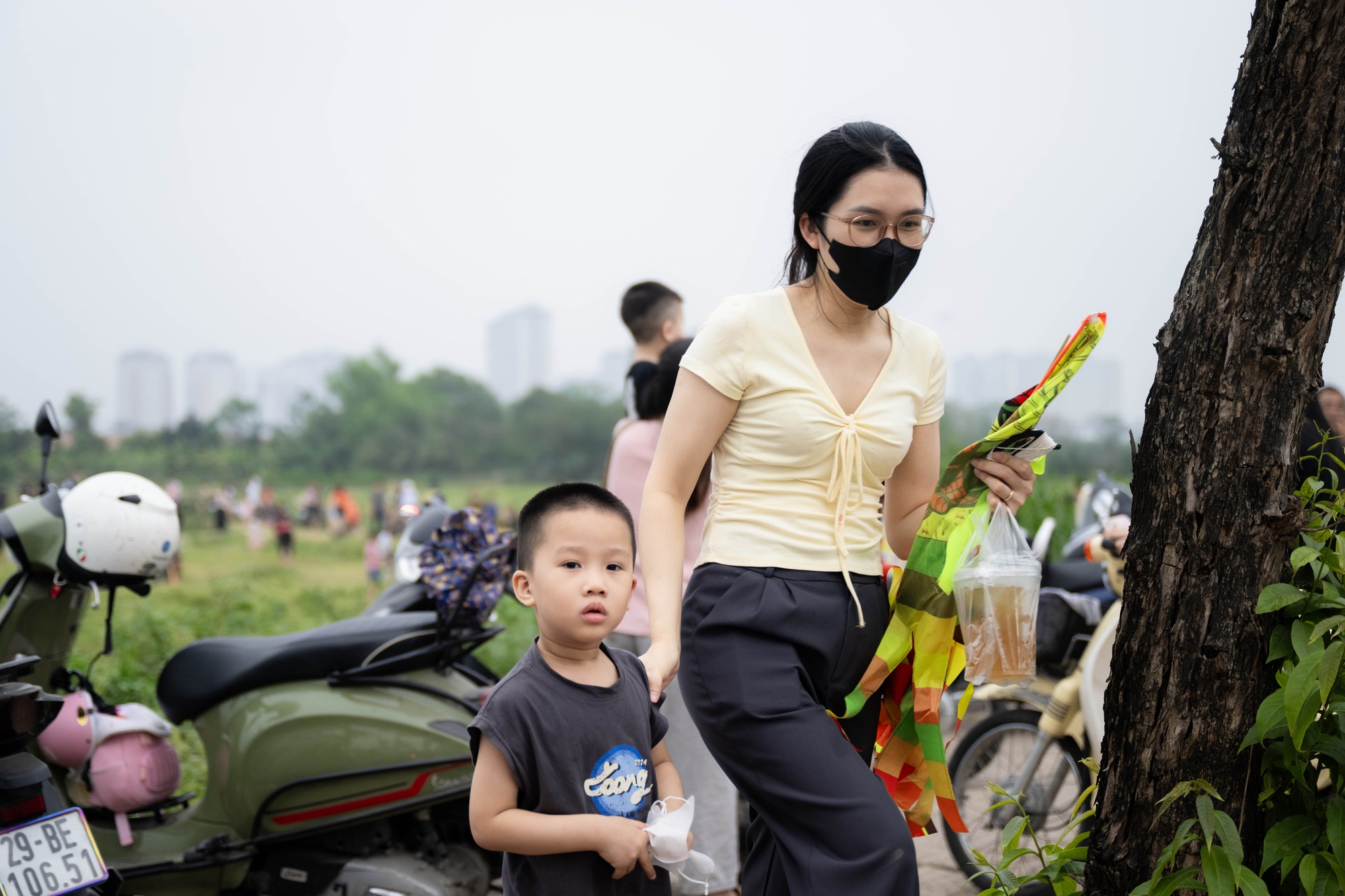 Một g&oacute;c H&agrave; Nội h&oacute;a &ldquo;l&agrave;ng qu&ecirc;&rdquo;, đ&ocirc;ng nghịt người thả diều mỗi chiều- Ảnh 18.