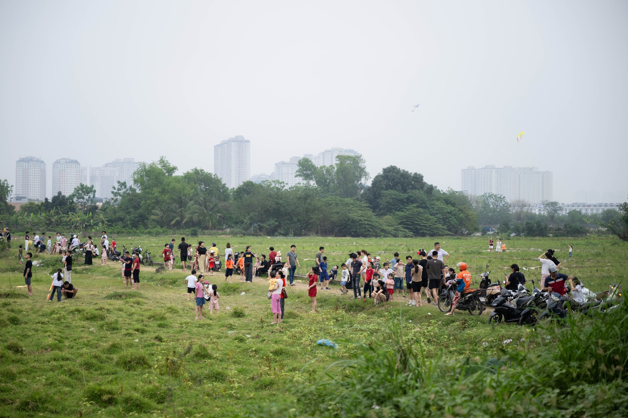 Một g&oacute;c H&agrave; Nội h&oacute;a &ldquo;l&agrave;ng qu&ecirc;&rdquo;, đ&ocirc;ng nghịt người thả diều mỗi chiều- Ảnh 19.