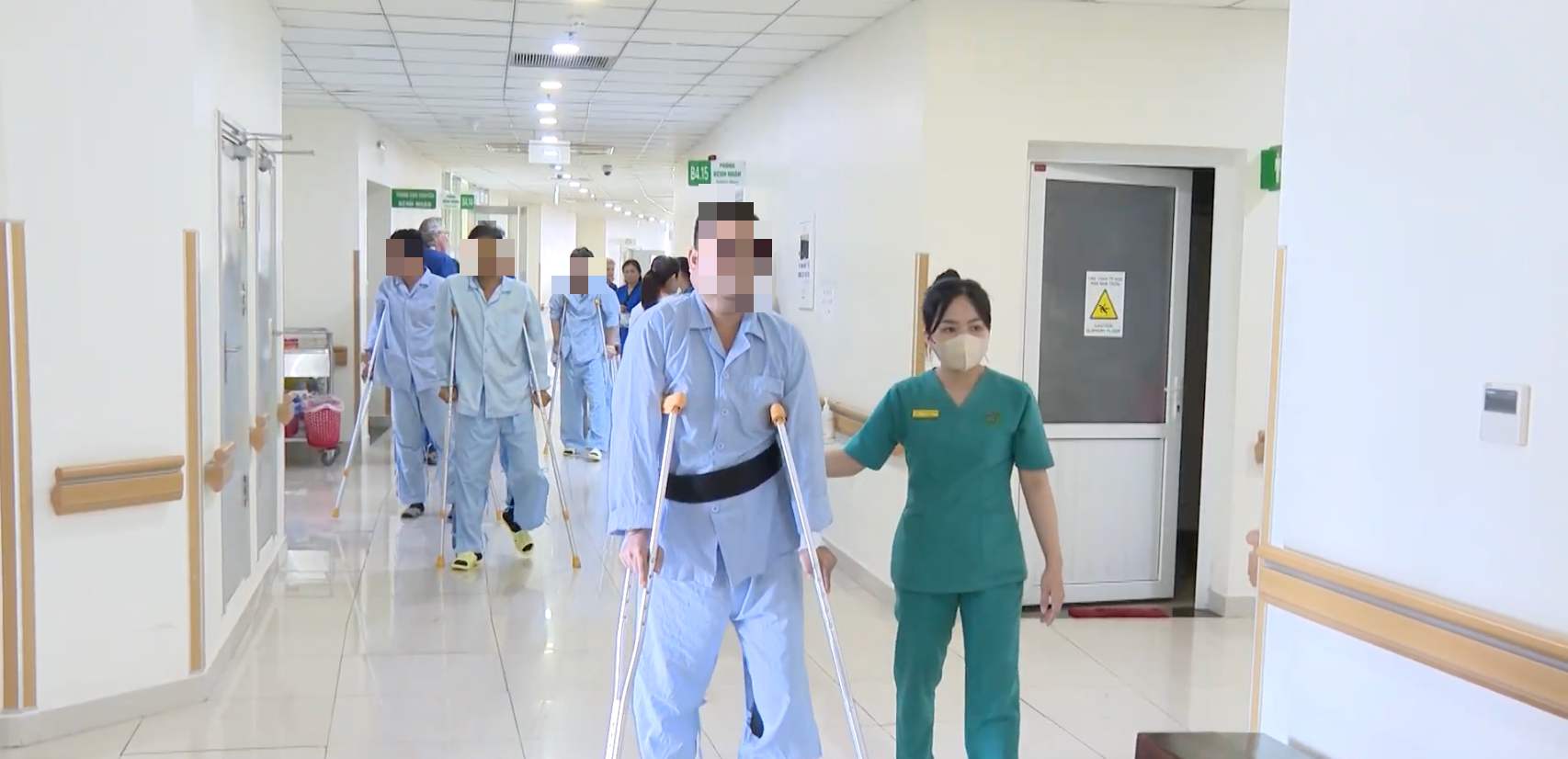 D&ugrave;ng corticoid điều trị vi&ecirc;m da, người phụ nữ bị hoại tử khớp h&aacute;ng phải ngồi xe lăn - Ảnh 4.