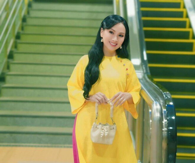 Ca sĩ H&agrave; Phương lấy tỷ ph&uacute;: "&Aacute;p lực chứ, chồng th&agrave;nh đạt th&igrave; cũng nhiều b&oacute;ng hồng v&acirc;y quanh"- Ảnh 1.