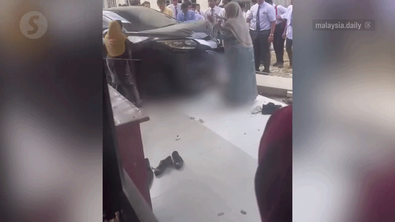 Nhầm ch&acirc;n phanh với ch&acirc;n ga, nữ gi&aacute;o vi&ecirc;n l&aacute;i &ocirc; t&ocirc; đ&acirc;m v&agrave;o 2 học sinh khiến 1 em thiệt mạng - Ảnh 1.