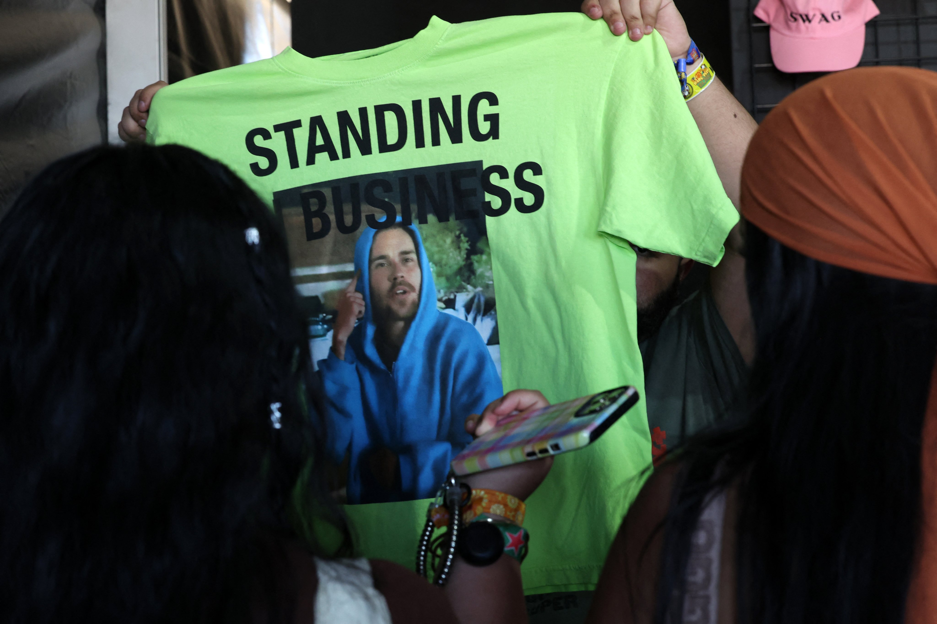 Hơn 50 ngh&igrave;n người thả tim cho c&ocirc; g&aacute;i lạ đứng giữa Coachella tự xưng l&agrave; "b&agrave; Bieber"- Ảnh 7.