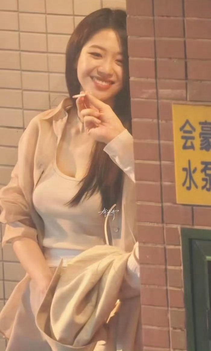 Đ&atilde; t&igrave;m ra bad girl đẹp nhất Trung Quốc: Ph&igrave; ph&egrave;o thuốc l&aacute; từ phim đến đời, gh&eacute;t đến mấy cũng kh&ocirc;ng d&aacute;m ch&ecirc; visual- Ảnh 2.