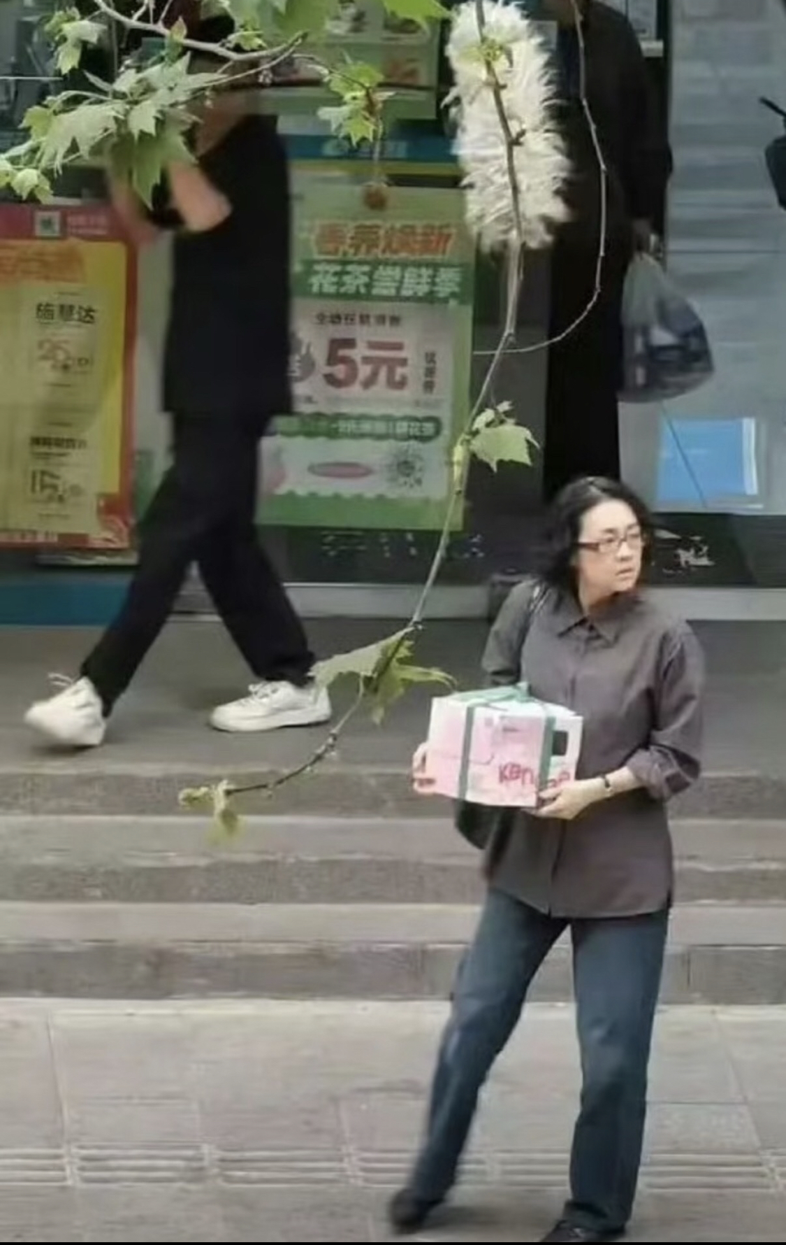 Ngoại h&igrave;nh l&ocirc;i th&ocirc;i lếch thếch của Chương Tử Di sau khi tăng 10kg- Ảnh 1.