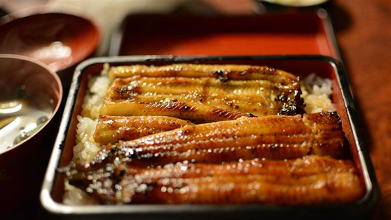 Kh&ocirc;ng phải c&aacute; hồi hay c&aacute; thu, đ&acirc;y mới l&agrave; loại c&aacute; quen thuộc gi&uacute;p ngừa sa s&uacute;t tr&iacute; tuệ, bảo vệ tim mạch: Ăn 1 miếng bổ ngang 2 vi&ecirc;n dầu c&aacute; - Ảnh 1.