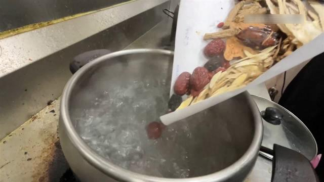 Người đàn ông 65 tuổi suýt phải chạy thận nhân tạo, bác sĩ nhắc: 5 loại canh ngon mấy cũng nên ăn ít - Ảnh 3. Người đàn ông 65 tuổi suýt phải chạy thận nhân tạo, bác sĩ nhắc: 5 loại canh ngon mấy cũng nên ăn ít - Ảnh 3.