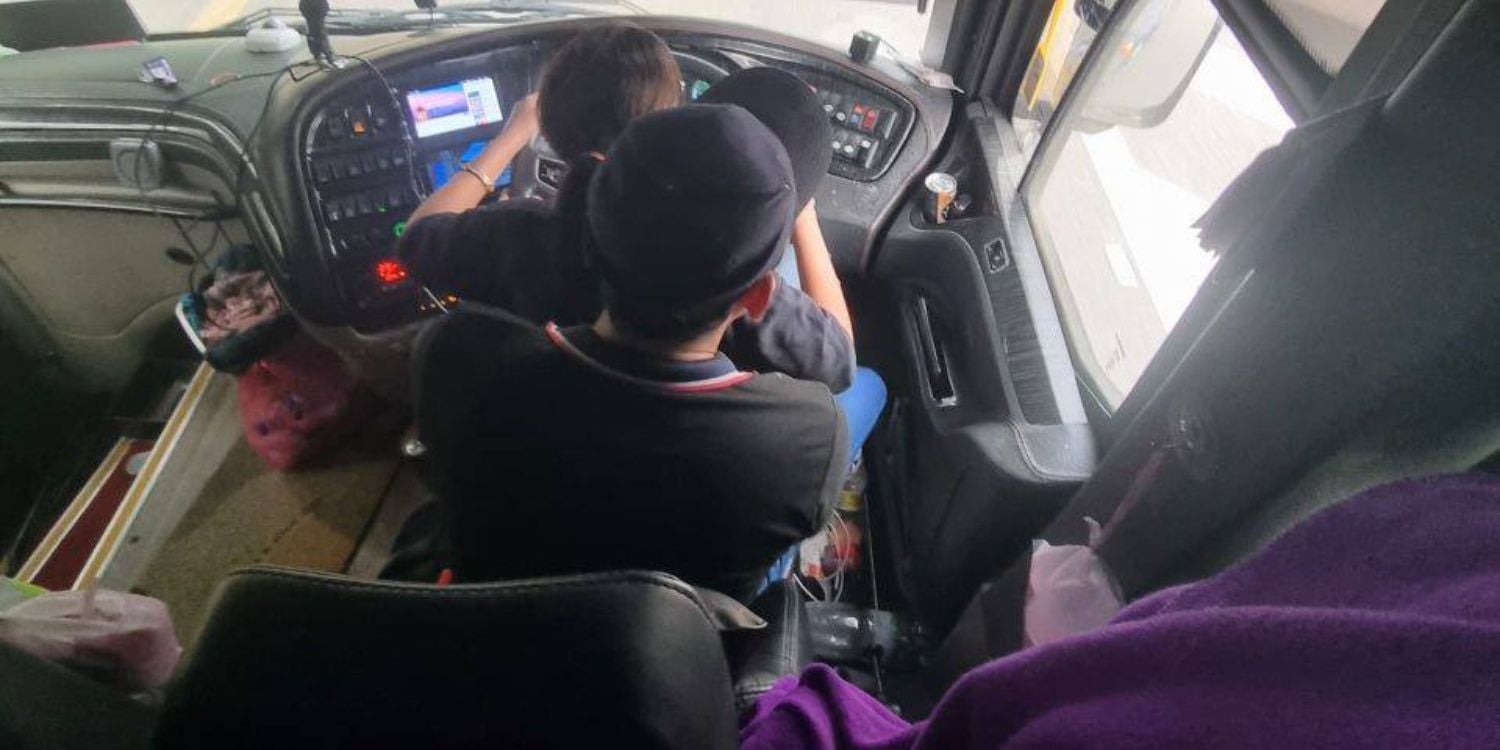 T&agrave;i xế xe bu&yacute;t để người phụ nữ ngồi tr&ecirc;n đ&ugrave;i trong l&uacute;c l&aacute;i xe - Ảnh 1.