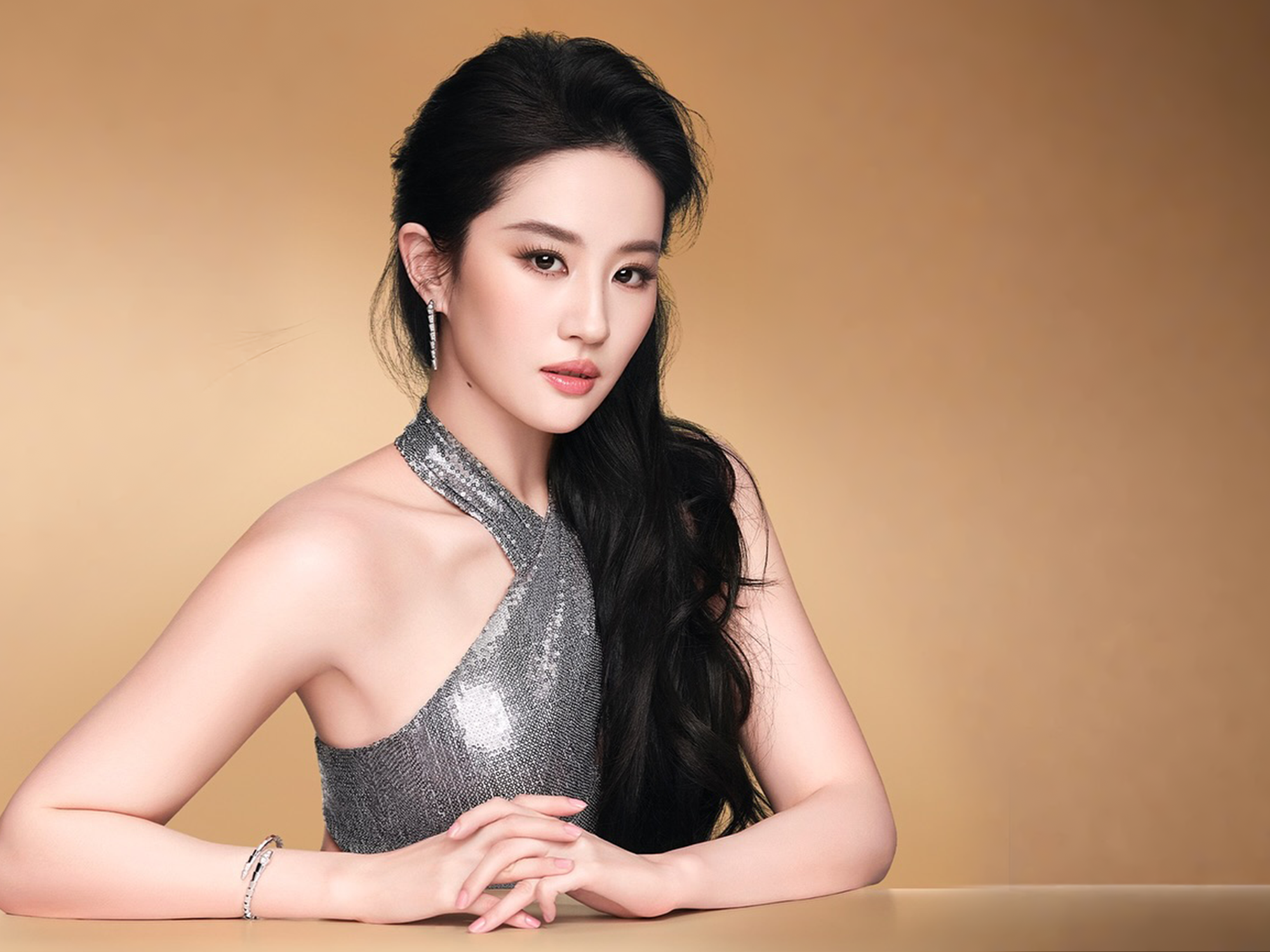 Chưa bao giờ thấy Lưu Diệc Phi sexy, gợi cảm đến vậy!- Ảnh 1.