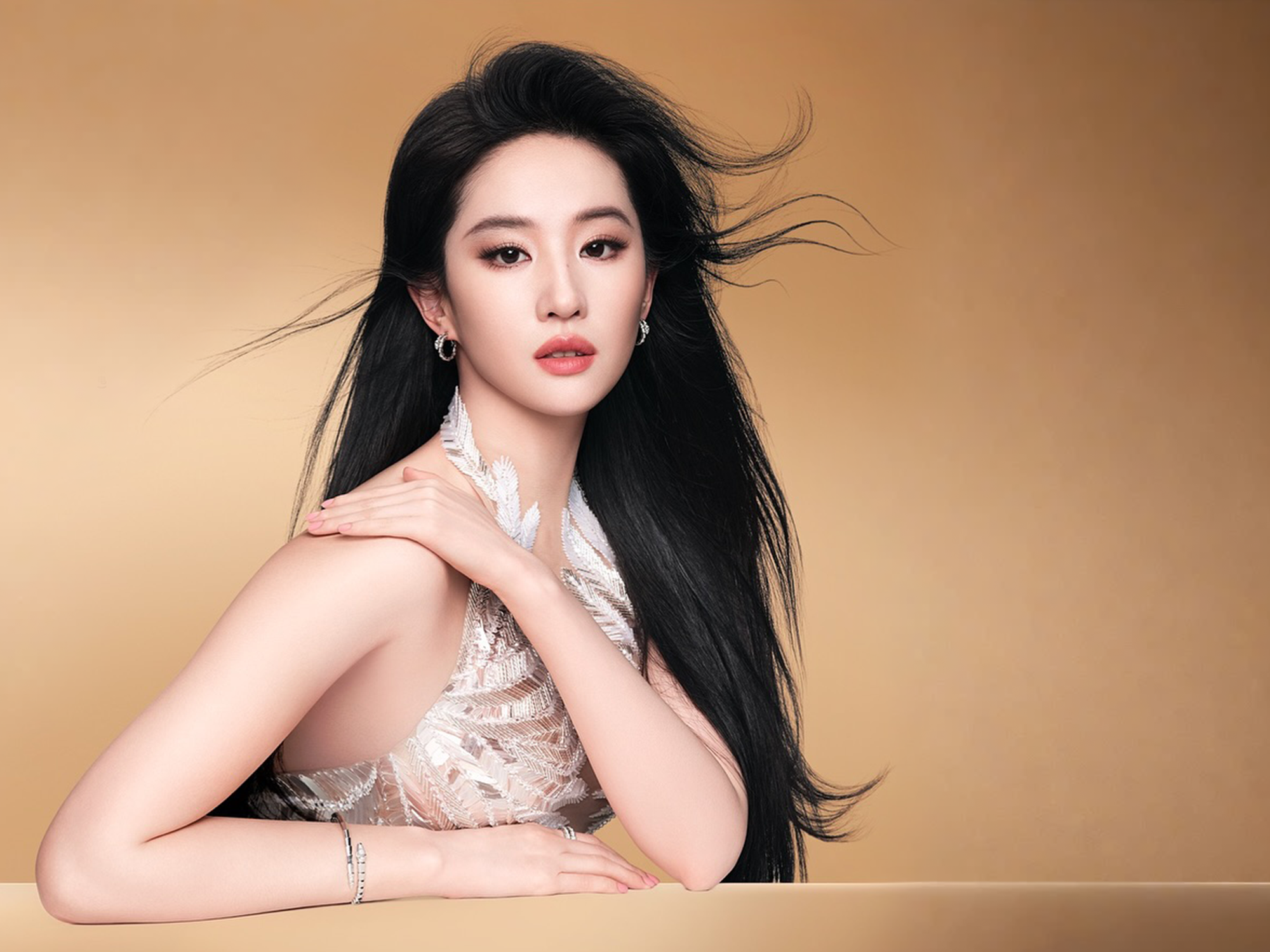 Chưa bao giờ thấy Lưu Diệc Phi sexy, gợi cảm đến vậy!- Ảnh 3.