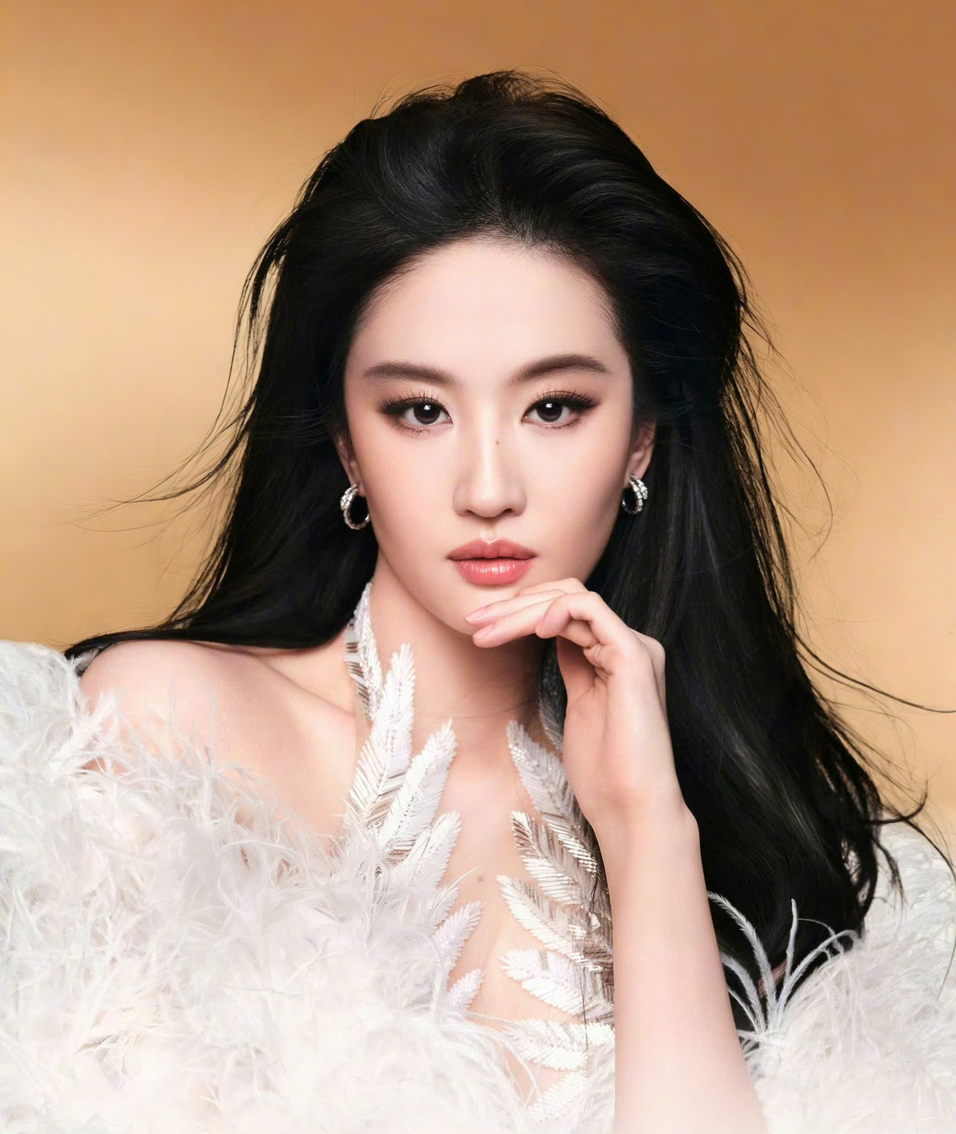 Đẳng cấp sao nữ hạng A gọi t&ecirc;n Lưu Diệc Phi: Cứ xuất hiện lại g&acirc;y sốt, chăm khoe d&aacute;ng gợi cảm kh&oacute; rời mắt- Ảnh 1.