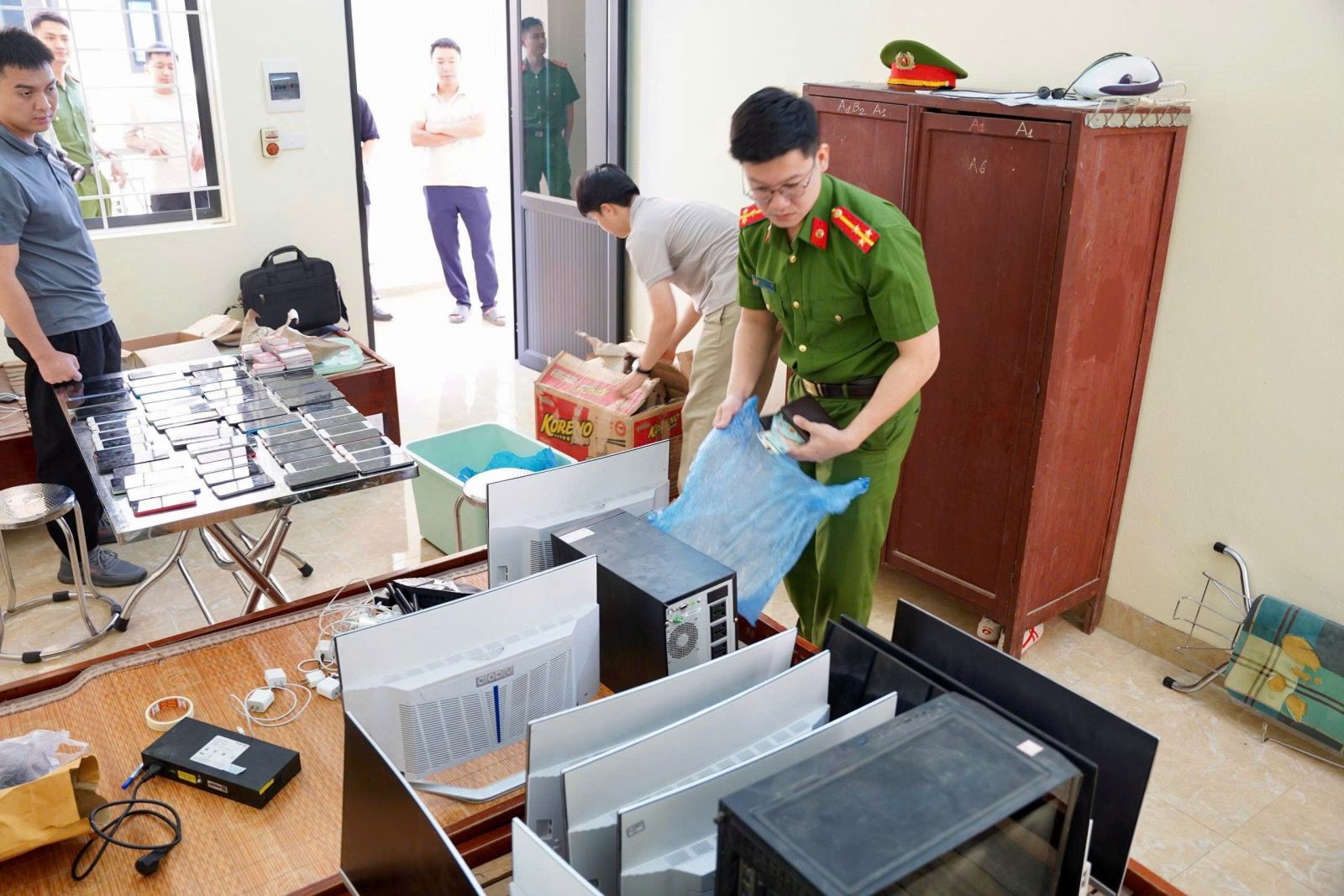 Bắt chủ mưu Dương Văn H&agrave; v&agrave; hơn 50 đối tượng trong một chuy&ecirc;n &aacute;n lớn - Ảnh 4.