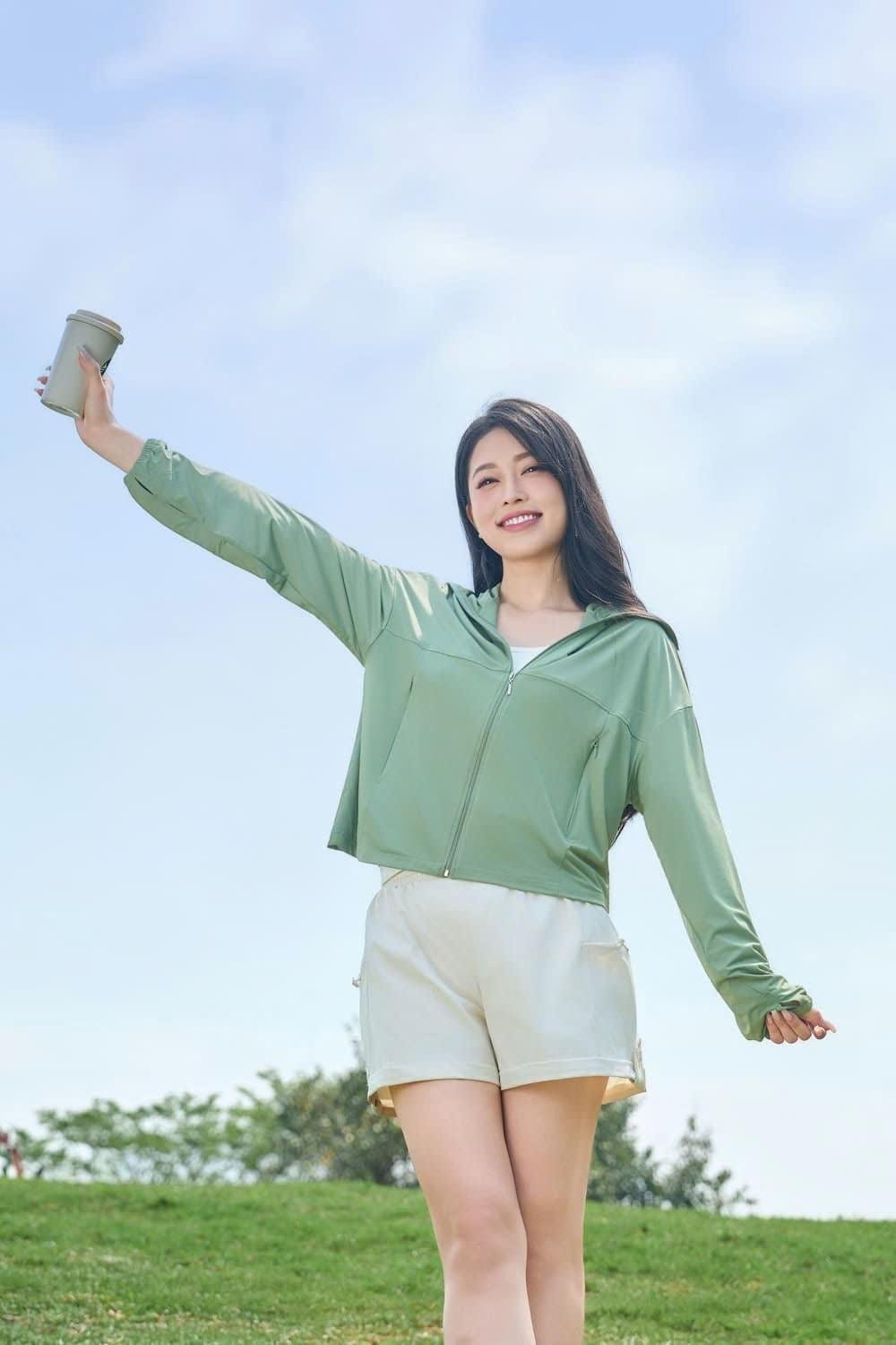 Học ngay bí kíp diện áo chống nắng mỏng nhẹ, mát lịm của Á hậu Bùi Phương Nga - Ảnh 1. Học ngay bí kíp diện áo chống nắng mỏng nhẹ, mát lịm của Á hậu Bùi Phương Nga - Ảnh 1.