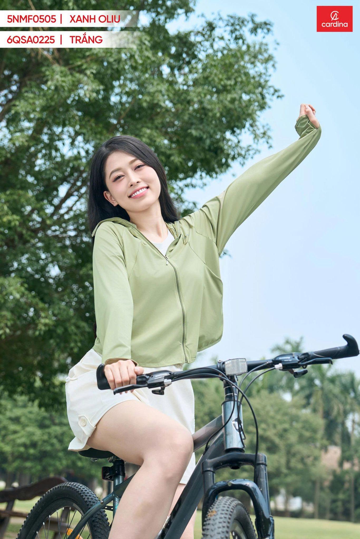 Học ngay bí kíp diện áo chống nắng mỏng nhẹ, mát lịm của Á hậu Bùi Phương Nga - Ảnh 7. Học ngay bí kíp diện áo chống nắng mỏng nhẹ, mát lịm của Á hậu Bùi Phương Nga - Ảnh 7.