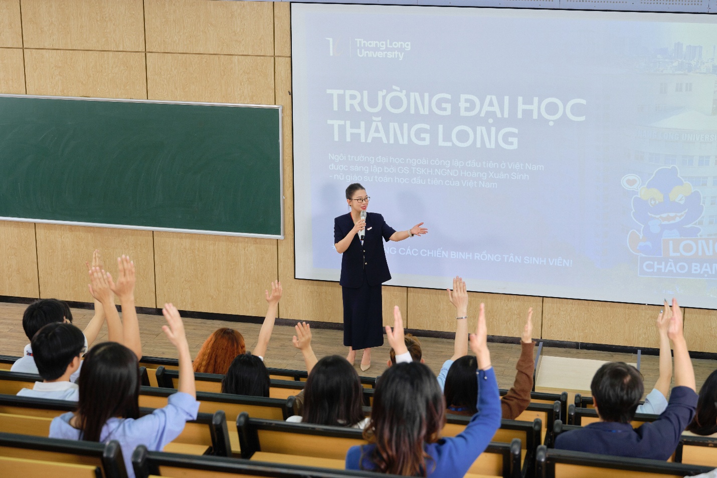 “Nếu cả đời không rực rỡ thì sao?” - Câu trả lời bất ngờ của các tân cử nhân trong lễ tốt nghiệp ngôi trường này - Ảnh 7. “Nếu cả đời không rực rỡ thì sao?” - Câu trả lời bất ngờ của các tân cử nhân trong lễ tốt nghiệp ngôi trường này - Ảnh 7.