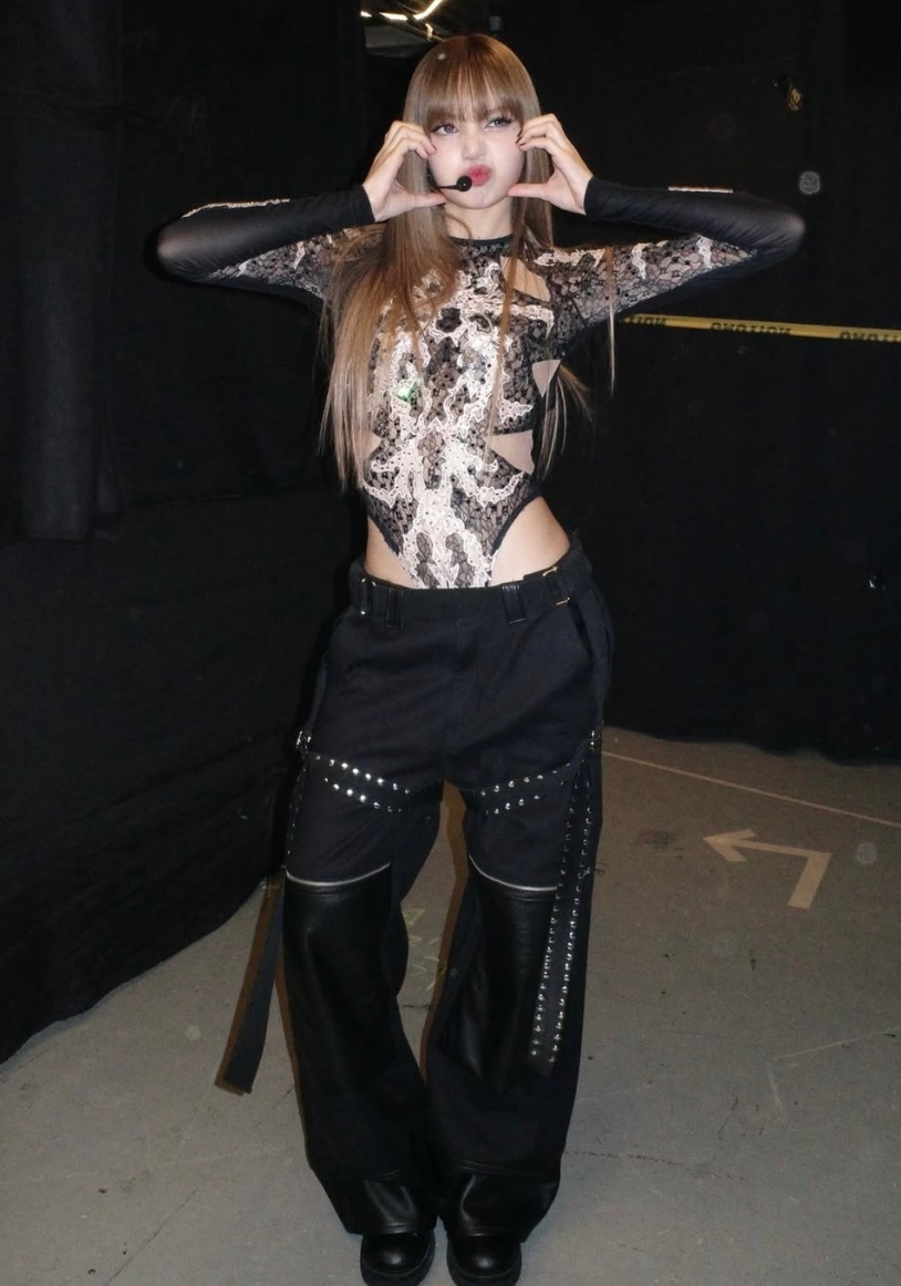 Lisa "đ&aacute;nh &uacute;p" xuất hiện tr&ecirc;n s&acirc;n khấu Coachella, outfit tưởng b&igrave;nh thường m&agrave; lại chiến đ&eacute;t - Ảnh 6.