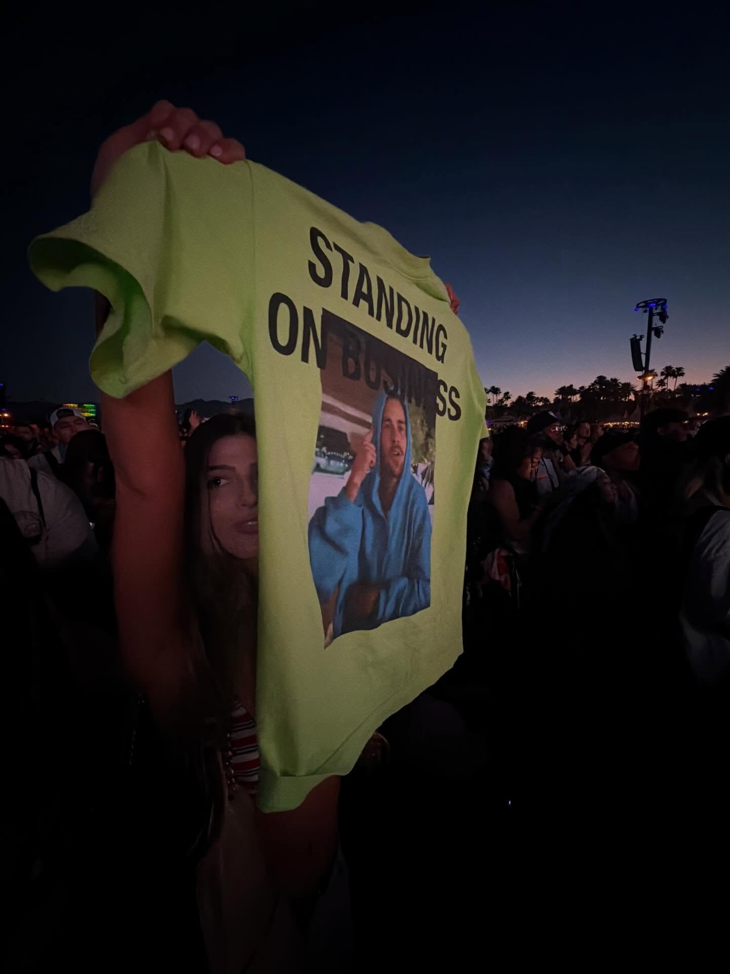 Hơn 50 ngh&igrave;n người thả tim cho c&ocirc; g&aacute;i lạ đứng giữa Coachella tự xưng l&agrave; "b&agrave; Bieber"- Ảnh 4.