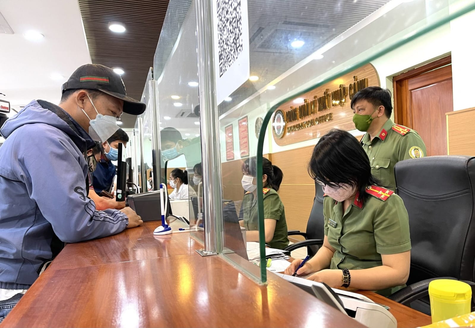 Cục Thuế th&ocirc;ng b&aacute;o: Những người c&oacute; t&ecirc;n sau ở TPHCM, H&agrave; Nội v&agrave; một số địa phương kh&aacute;c bị tạm ho&atilde;n xuất cảnh - Ảnh 1.