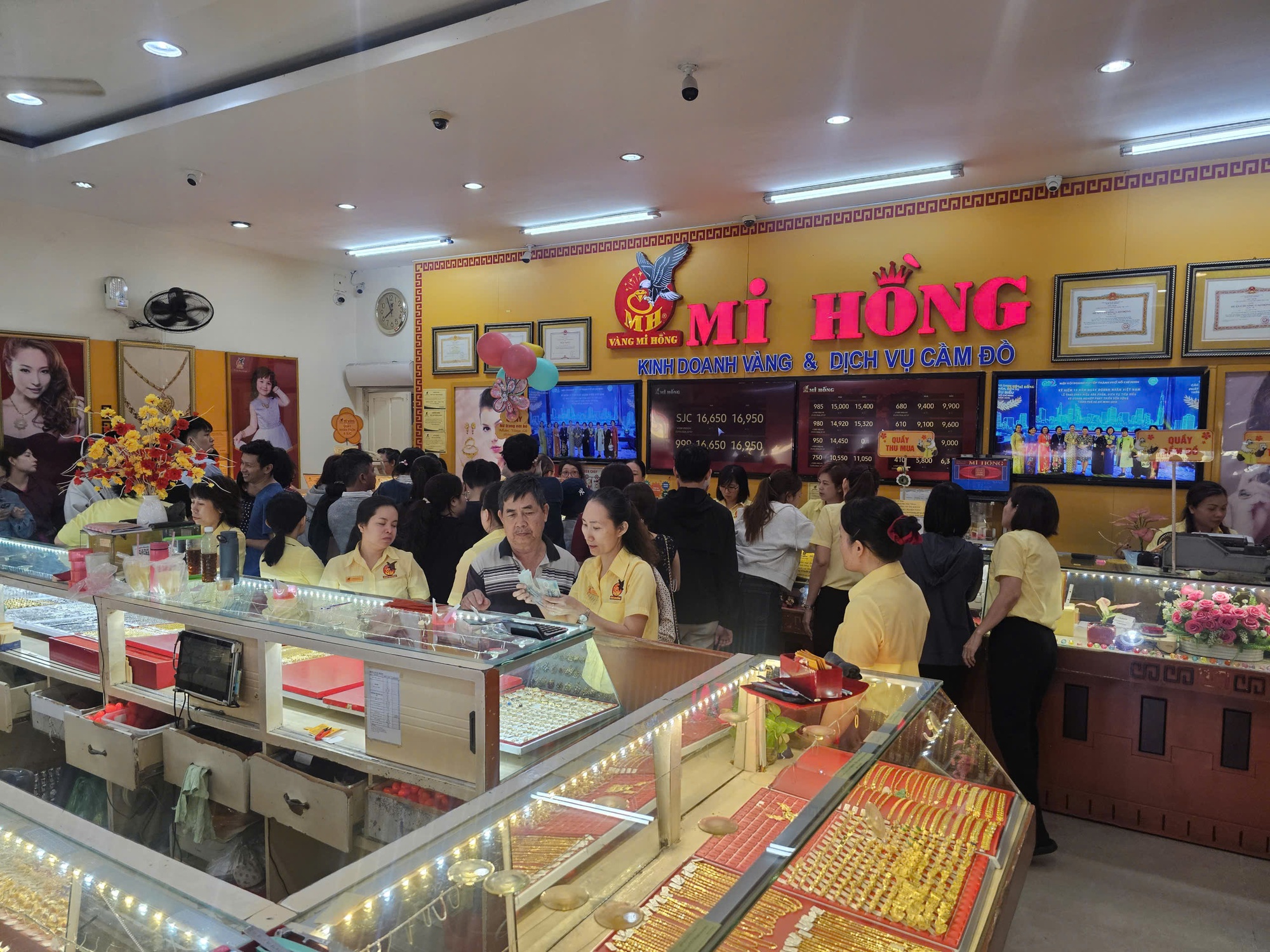 Gi&aacute; v&agrave;ng h&ocirc;m nay 14 - 4: Thị trường tự do bất ngờ thấp hơn gi&aacute; v&agrave;ng lớn - Ảnh 2.