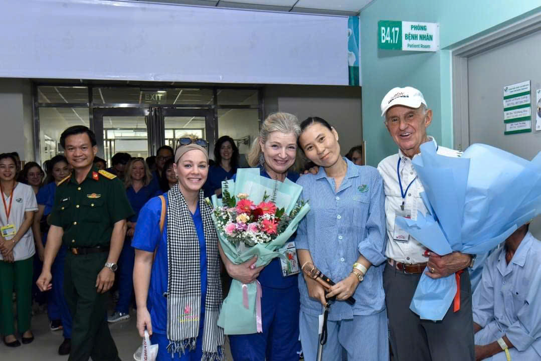 D&ugrave;ng corticoid điều trị vi&ecirc;m da, người phụ nữ bị hoại tử khớp h&aacute;ng phải ngồi xe lăn - Ảnh 1.