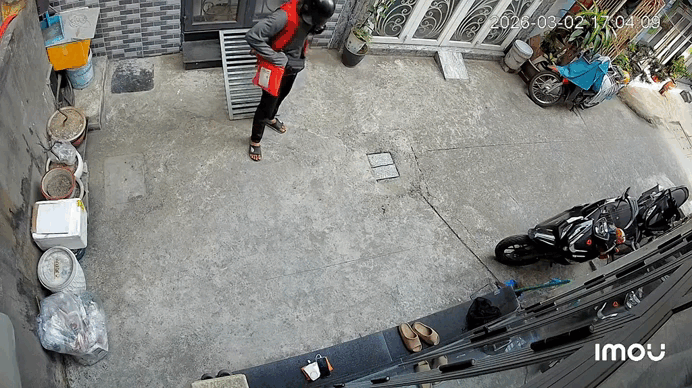 Cảnh n&agrave;y thật quen thuộc: Chỉ shipper v&agrave; kh&aacute;ch ruột mới d&aacute;m l&agrave;m- Ảnh 2.