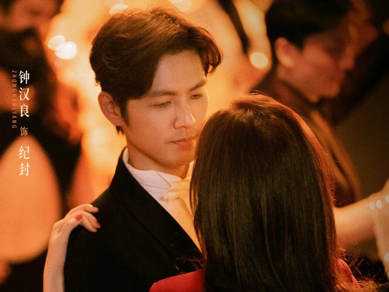 Tự hỏi 100 lần mỹ nam n&agrave;y 51 tuổi ấy hả: Đủ combo trẻ - đẹp - gi&agrave;u, người y&ecirc;u xếp h&agrave;ng 2 d&atilde;y phố- Ảnh 5.