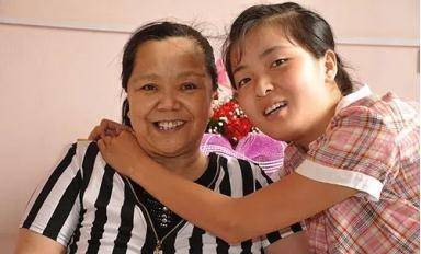 C&ocirc; b&eacute; 5 tuổi bị đem cho, 8 tuổi trở th&agrave;nh trụ cột gia đ&igrave;nh, hằng ng&agrave;y c&otilde;ng mẹ nu&ocirc;i bại liệt l&ecirc;n giảng đường giờ ra sao? - Ảnh 1.